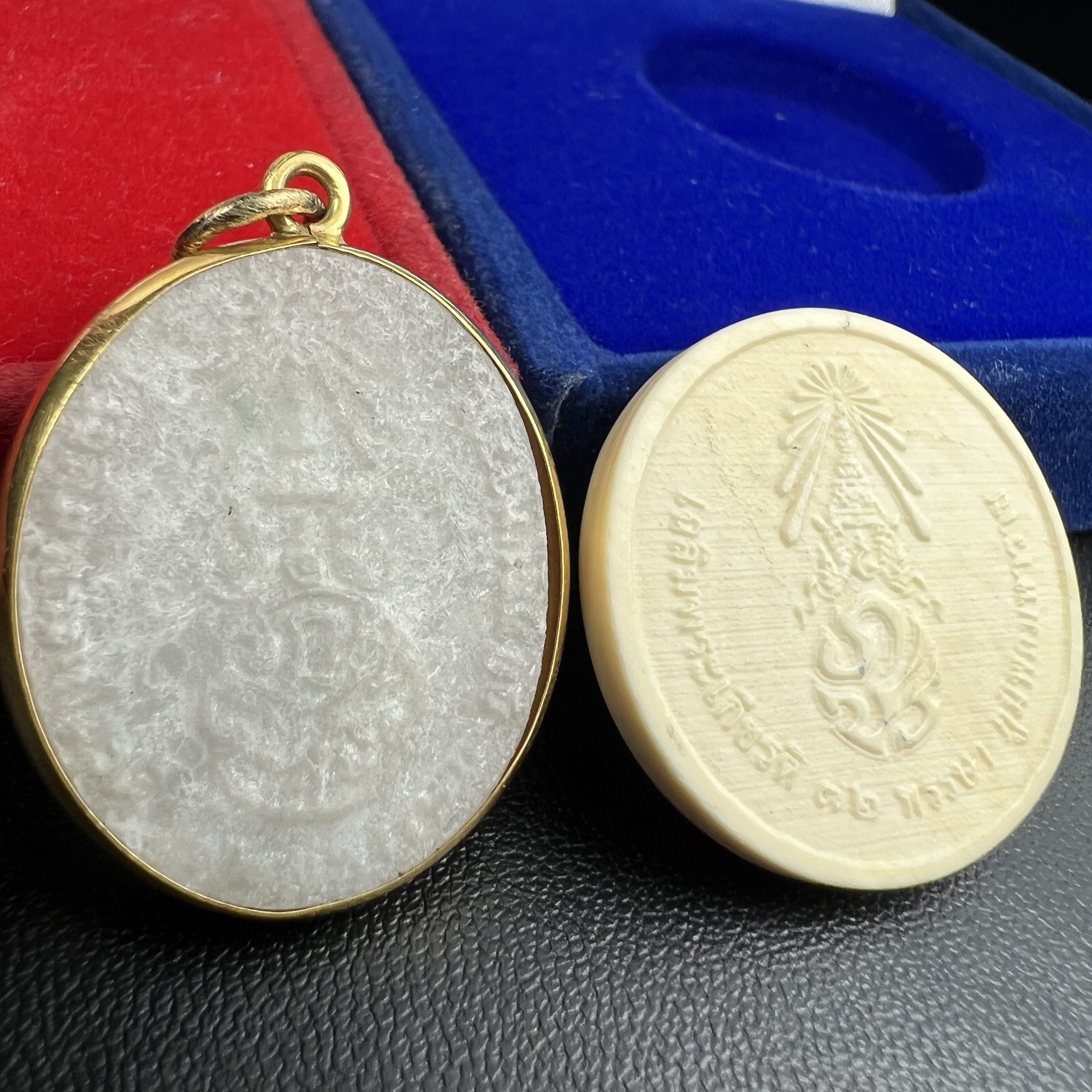 พระบรมฉายาลักษณ์ ร.9 เหรียญหยกรูปไข่เลี่ยมทองคำแท้(งานเลี่ยมเดิมจากผู้จัดสร้าง)+พระบรมฉายาลักษณ์ เหรียญคชสารหมื่นปี ร.9 หน้ากากทองคำ เฉลิมพระเกียรติ 72 พรรษา ภูมิพลมหาราช ปี 2542(1ชุด2องค์)(อีกหนึ่งวัตถุมงคลที่ระลึกของพระองค์ท่านที่พบเจอหายากมากในปัจุบัน)