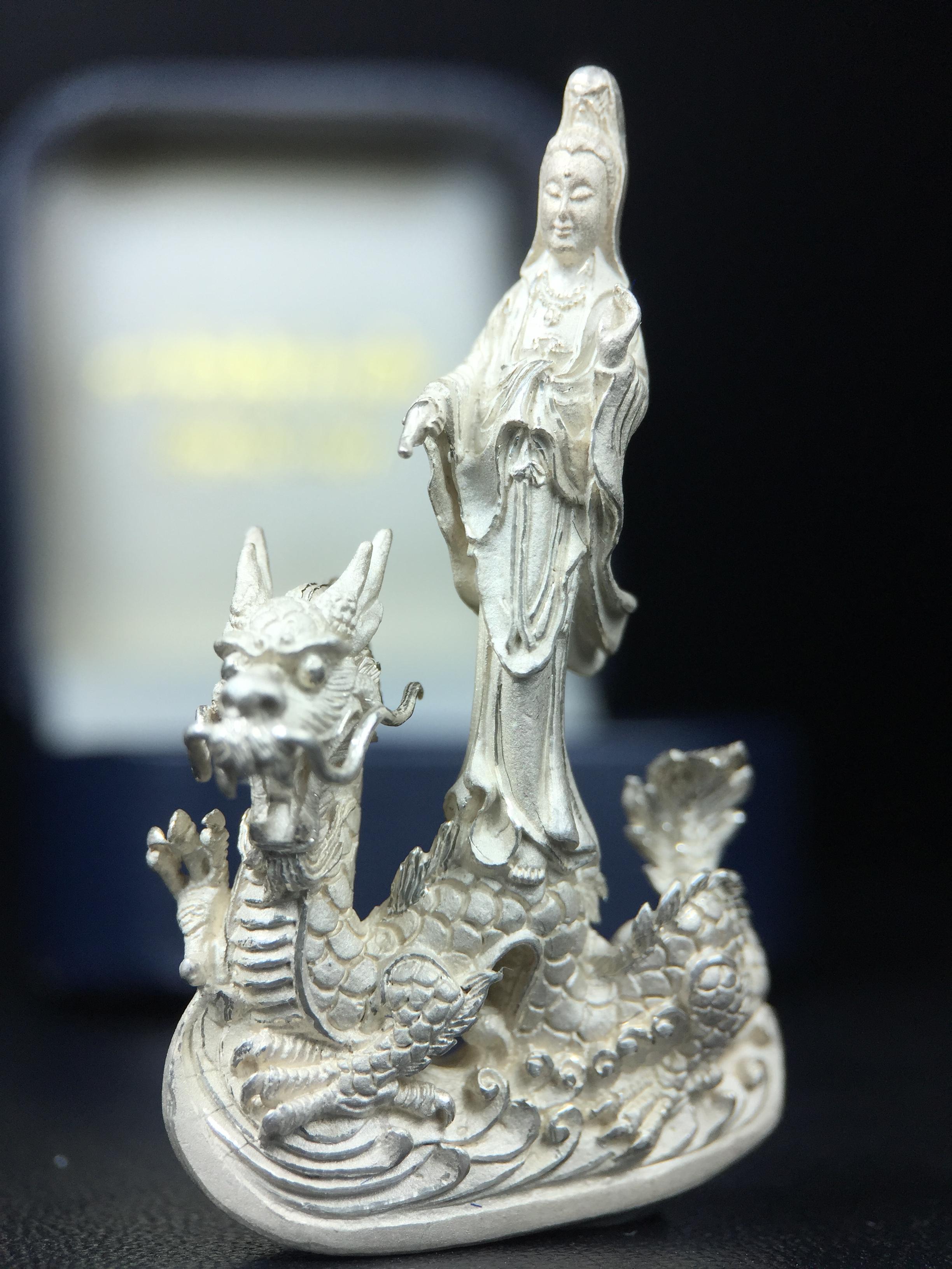 รูปหล่อลอยองค์พระโพธิสัตว์กวนอิม ทรงประทับมังกร จ.ระนอง เนื้อเงิน พิมพ์ใหญ่(สภาพผิว สวยงดงาม ทรงคุณค่า) เฉลิมฉลองในวโรกาสที่พระบาทสมเด็จพระเจ้าอยู่หัวทรงครองสิริราชสมบัติครบ 50 ปี จ.ระนอง พ.ศ.2539