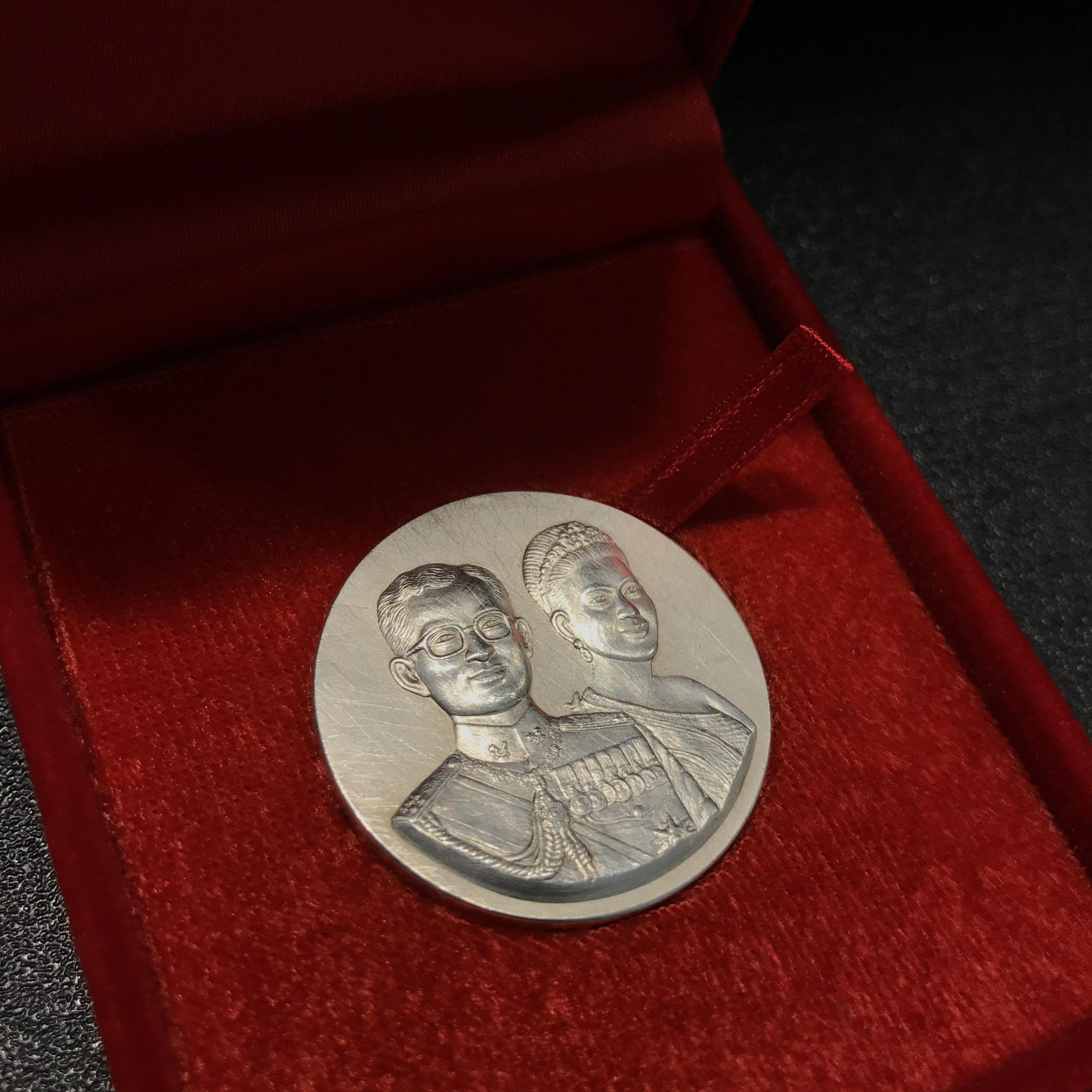 เหรียญที่ระลึก 50 ปีสำนักงานทรัพย์สินส่วนพระมหากษัตริย์ พ.ศ.2541 เนื้อเงินกล่องเดิม (หายาก)