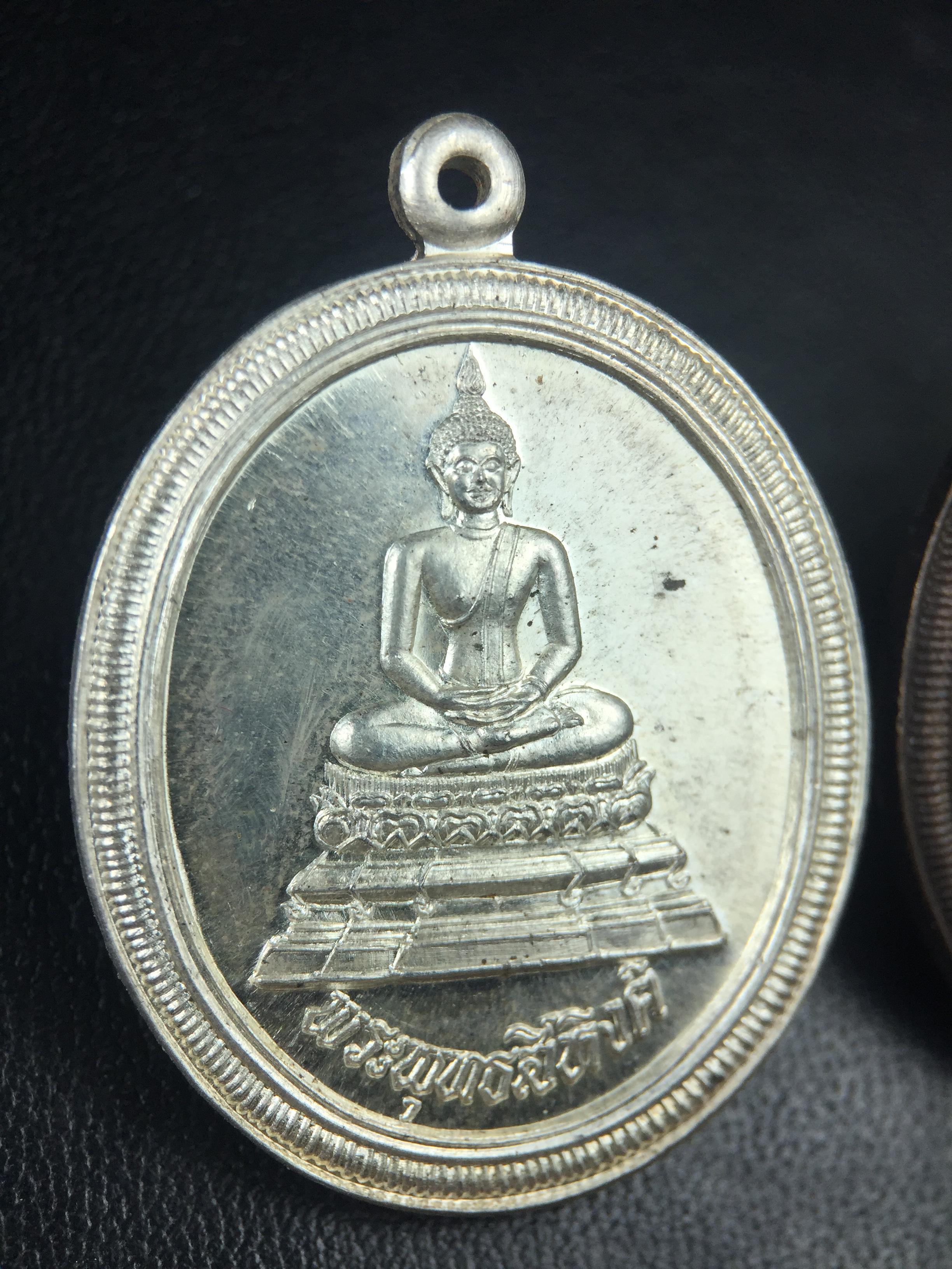 เหรียญพระพุทธสิหิงค์ ภปร. รุ่นมหาลัยธรรมศาสตร์ 60ปี พ.ศ.2537 พิมพ์ใหญ่(เนื้อเงิน+เนื้อทองแดง)ผิวเดิมๆสวยมาก(ในหลวงรัชกาลที่9เสด็จในพิธี)(พิธีใหญ่ เกจิที่มีชื่อเสียงมาร่วมปลุกเสกจำนวนมาก ชนวนมาลสารเก่าเข้มขลัง )ของดีธรรมศาสตร์ที่ศิษย์เก่าไม่ควรพลาด