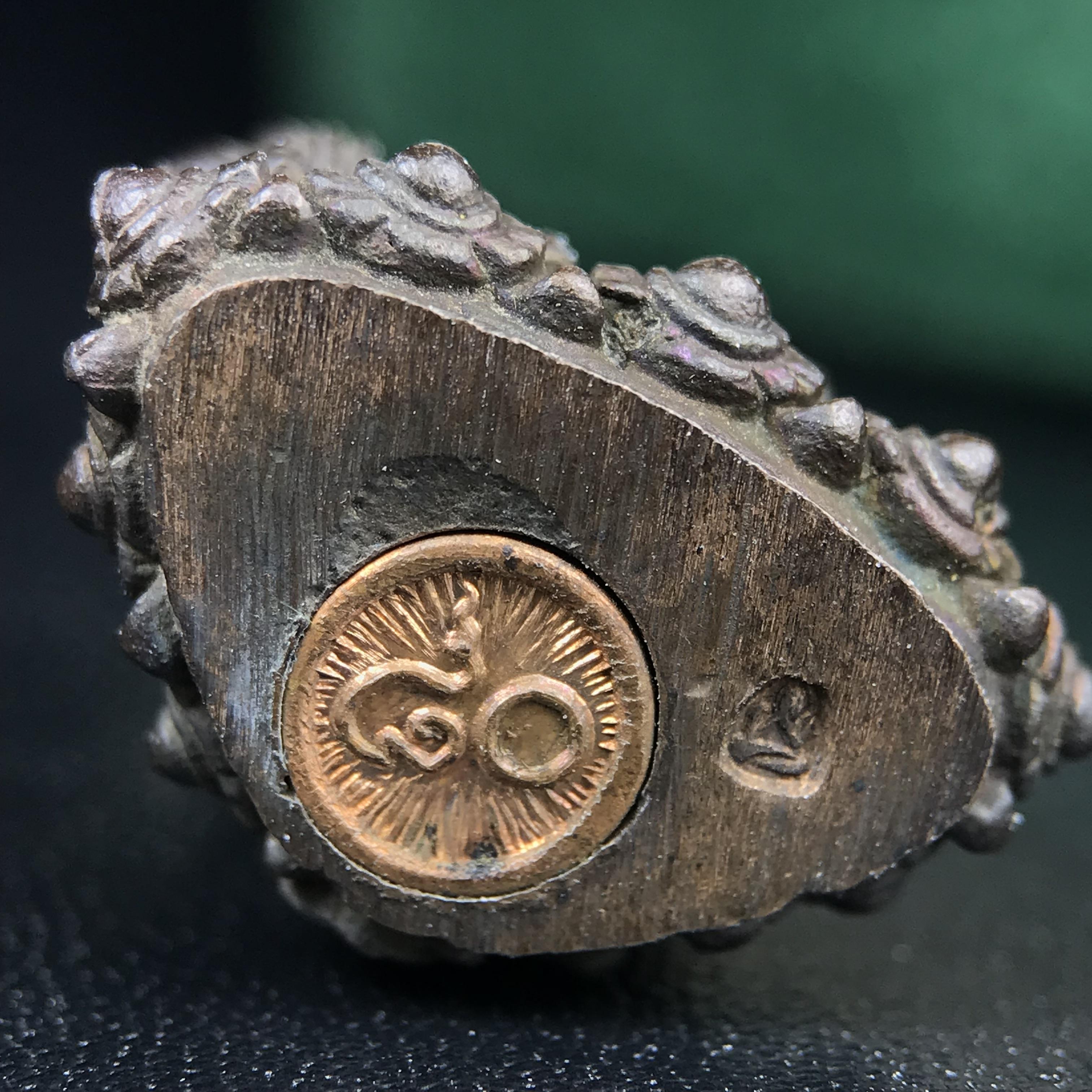 พระกริ่งวาสนา(รุ่นแรก) 80 พรรษา สมเด็จพระสังฆราช (วาสน์) วัดราชบพิธฯ ปี2521 เนื้อนวโลหะ(ตอกโค๊ตพระปิดตา) โดยมีหลวงปู่โต๊ะ วัดประดู่ฉิมพลีร่วมปลุกเสก พร้อมกล่องบรรจุเดิม(รุ่นแรก คอตั้งตรงได้สัดส่วน หายาก)