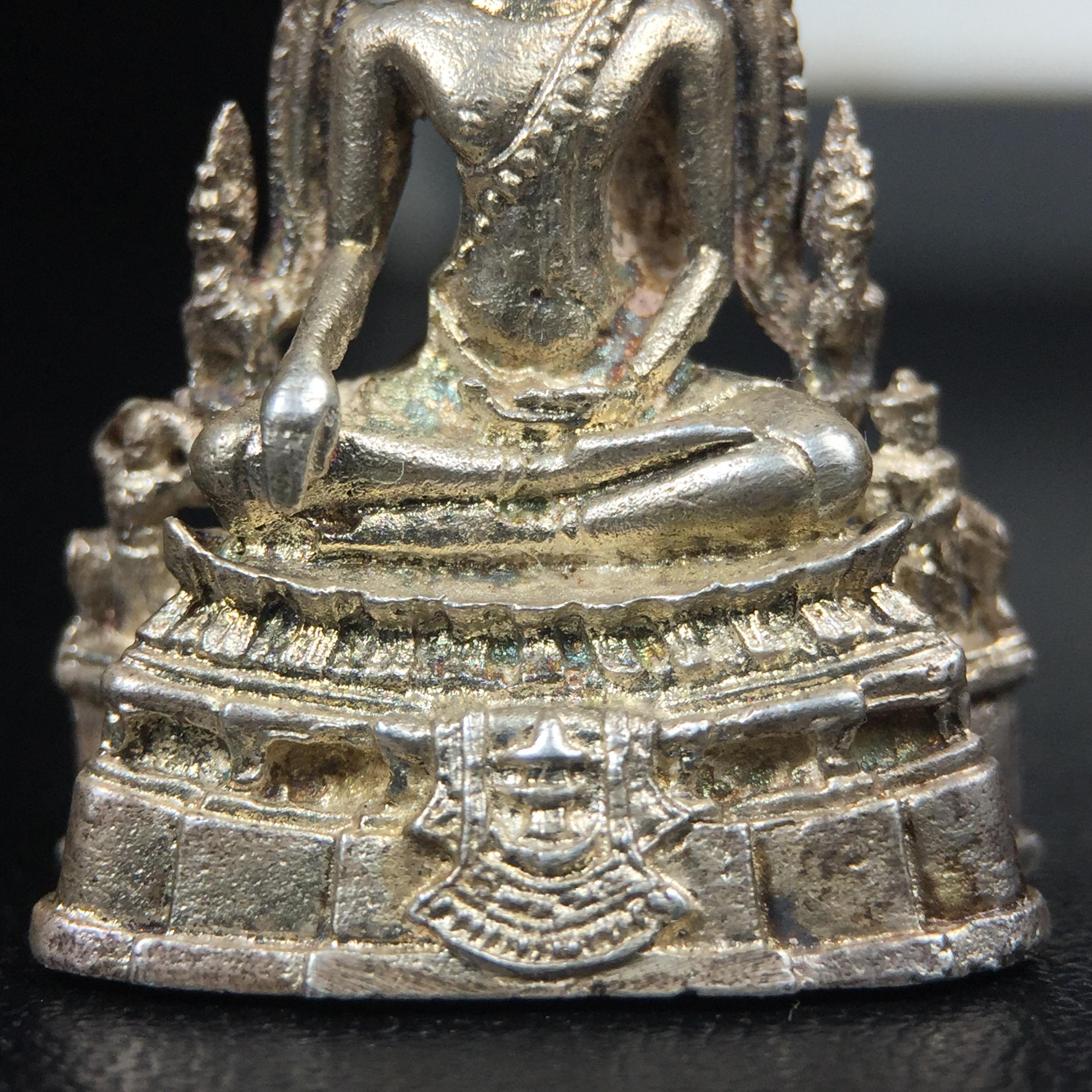 พระกริ่งพุทธชินราช รุ่นพระมาลาเบี่ยง ปี พ.ศ.2520 (รุ่นแรก รุ่นเดียว) วัดพระศรีรัตนมหาธาตุ พิษณุโลก ปี 2520 พิมพ์ใหญ่เนื้อเงิน(ผิวเดิมสวยติดรุ้งนิดๆผิวขึ้นน้ำทองสวยมีเสน่ห์ตามกาลเวลา)พิธีใหญ่ เกจิในยุคร่วมเสกมากมาย(องค์หมายเลขสวย เลขเบิ้น เลขคู่ ๕๕๓๓)