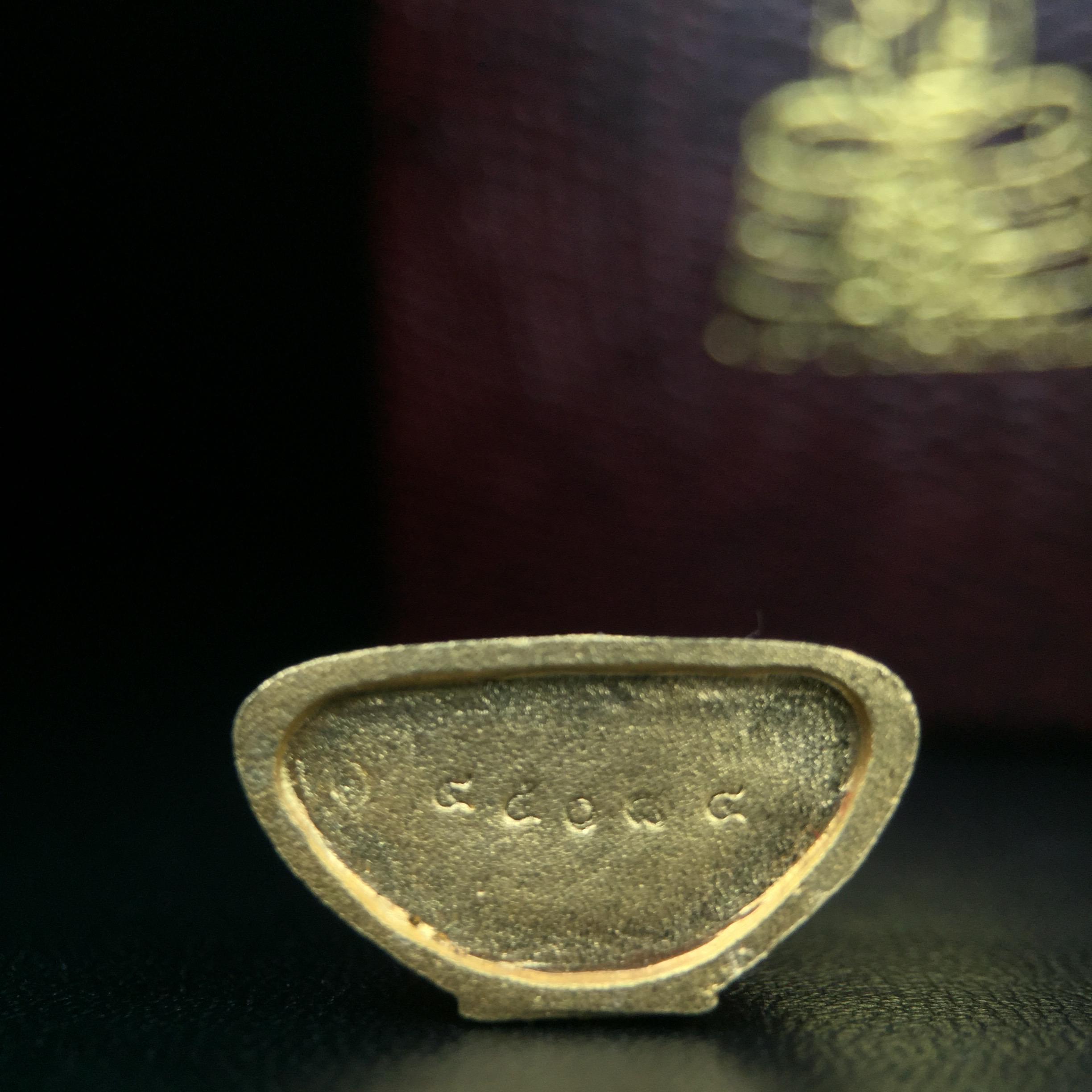 พระพุทธโสธร(หลวงพ่อโสธร) รุ่นสร้างอุโบสถ ปี2539 เนื้อเงิน(ชุบทองพ่นทรายขัดเงาบางส่วน สวยดุจทองคำ) ลอยองค์พิมพ์ใหญ่ สภาพสวยกล่องบรรจุเดิมครบสมบูรณ์(แบบนี้หายาก)(งานแพรนด้า จิวเวลรี่)สวยงดงาม