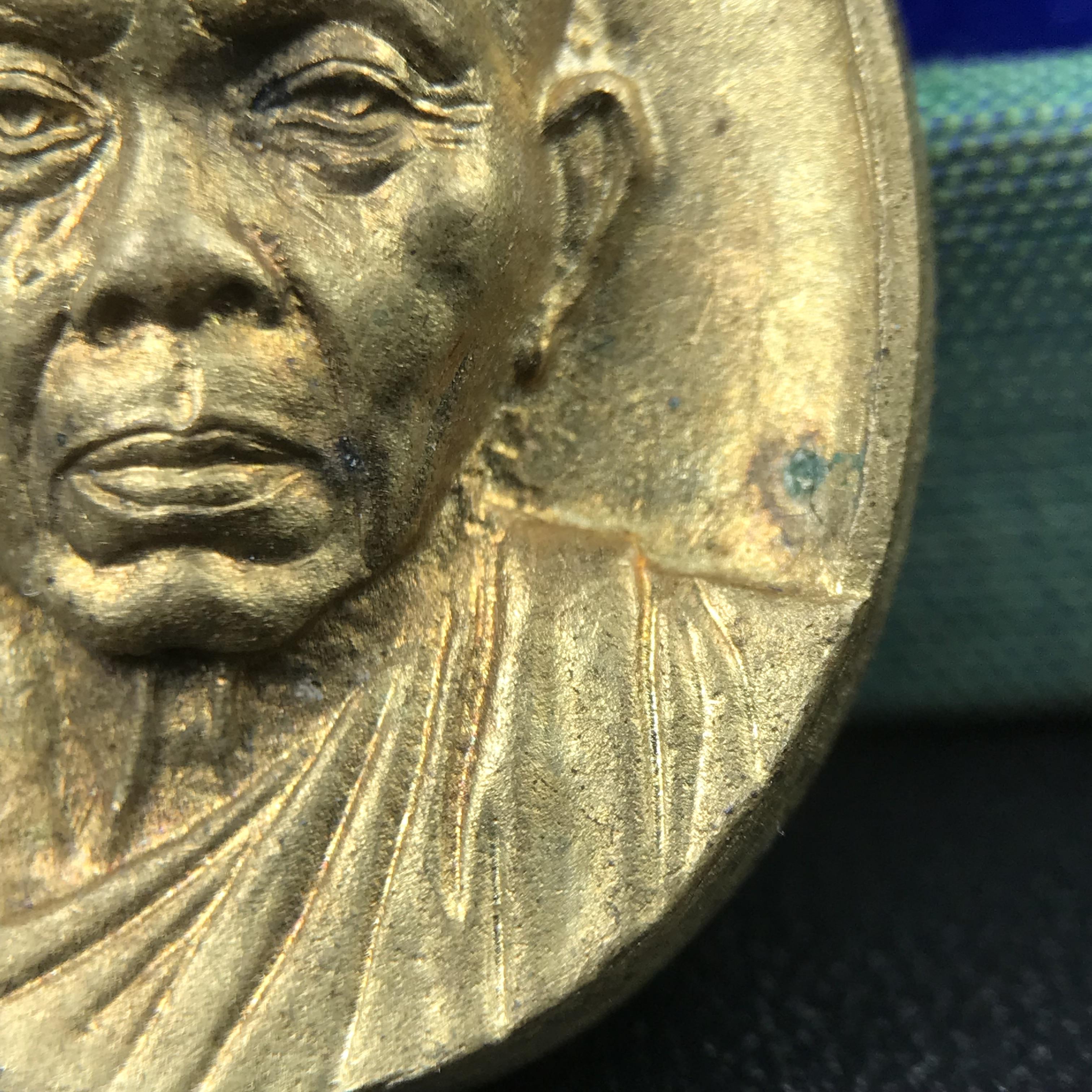 เหรียญรูปเหมือนพระญาณวิทยาคมเถร (หลวงพ่อคูณ ปริสุทโธ)ชุดกาญจนาภิเษกครองราชย์ครบ 50 ปี วัดบวรนิเวศวิหาร ปี พ.ศ. 2538 เนื้อบรอนซ์ทอง(จัดสร้างได้เหมือนหลวงพ่อคูณมาก มีรายละเอียดและความคมชัดสูง ลูกศิษย์ท่านไม่ควรพลาด วิจิตรศิลป์และพุทธศิลป์งดงาม)พิธีใหญ่