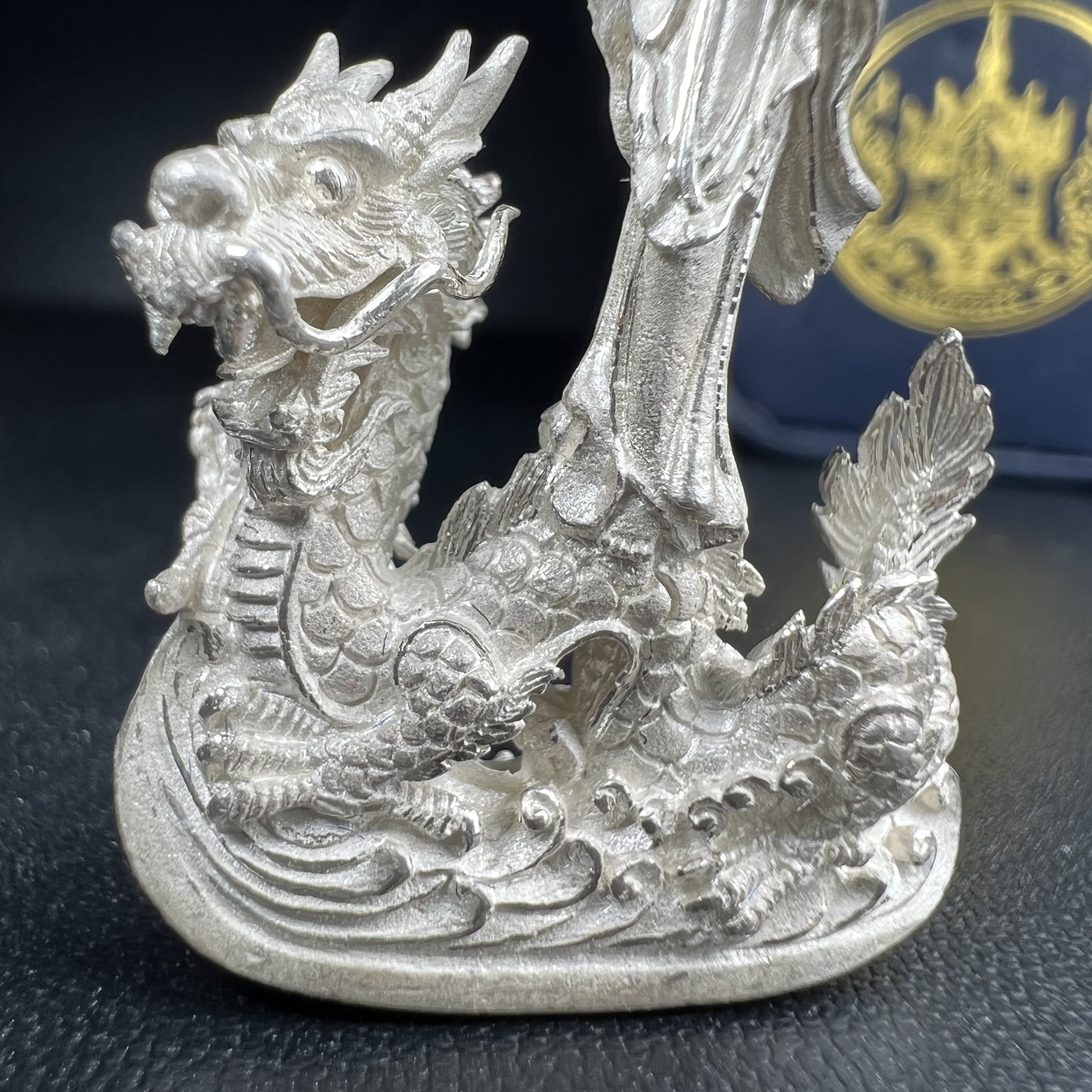 รูปหล่อลอยองค์พระโพธิสัตว์กวนอิม ทรงประทับมังกร จ.ระนอง เนื้อเงิน พิมพ์ใหญ่(สภาพผิว สวยงดงาม ทรงคุณค่า) เฉลิมฉลองในวโรกาสที่พระบาทสมเด็จพระเจ้าอยู่หัวทรงครองสิริราชสมบัติครบ 50 ปี จ.ระนอง พ.ศ.2539