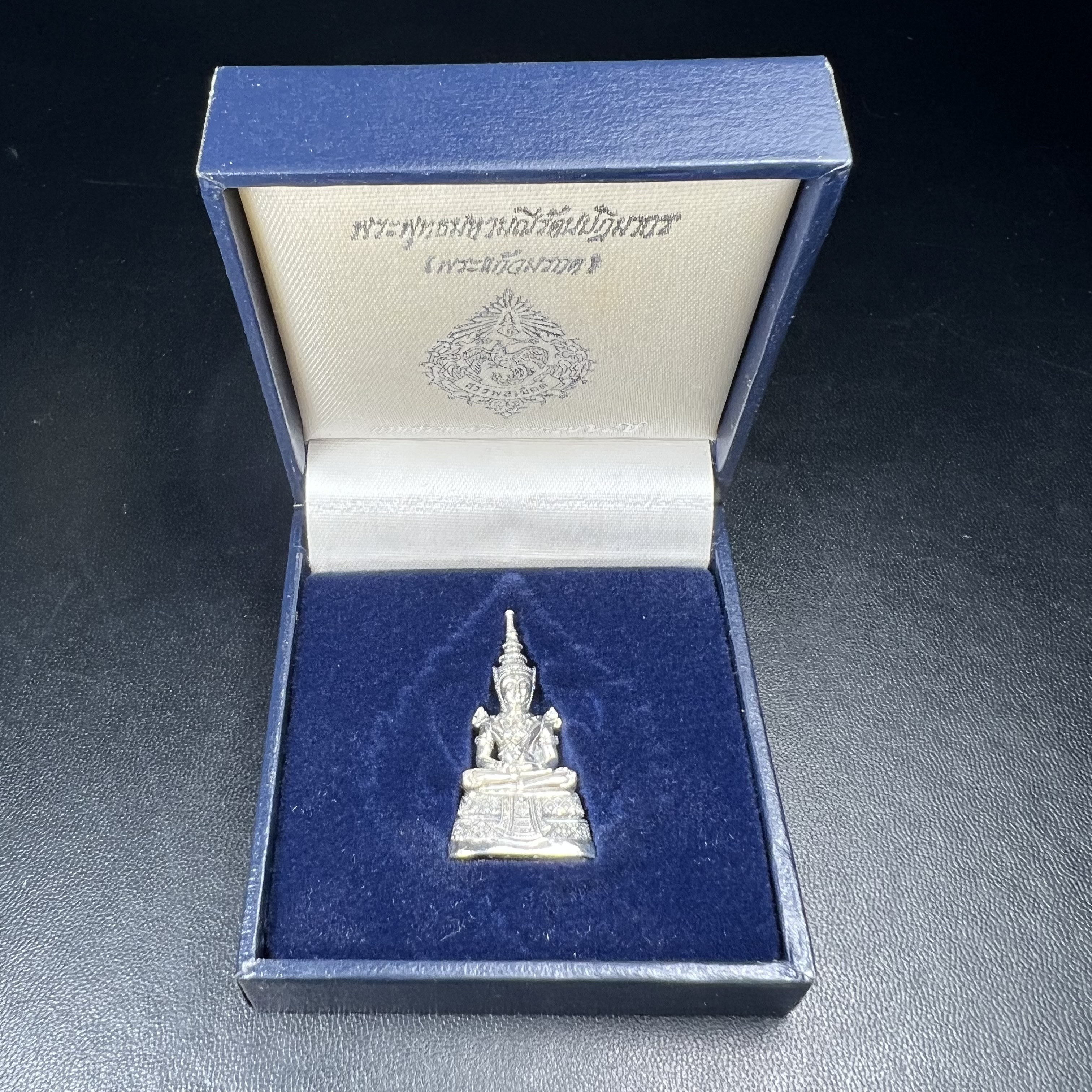 พระแก้วมรกต กรมสรรพสามิตจัดสร้างขึ้นเนื่องในโอกาสครบรอบ 64 ปีของกรมสรรพสามิต และเนื่องในวโรกาสที่พระบาทสมเด็จพระเจ้าอยู่หัวทรงครองราชย์ครบ 50 ปีในปีกาญจนาภิเษก เมื่อ พ.ศ.2539 เนื้อเงินรมดำขัดเงาพร้อมกล่องบรรจุเดิม