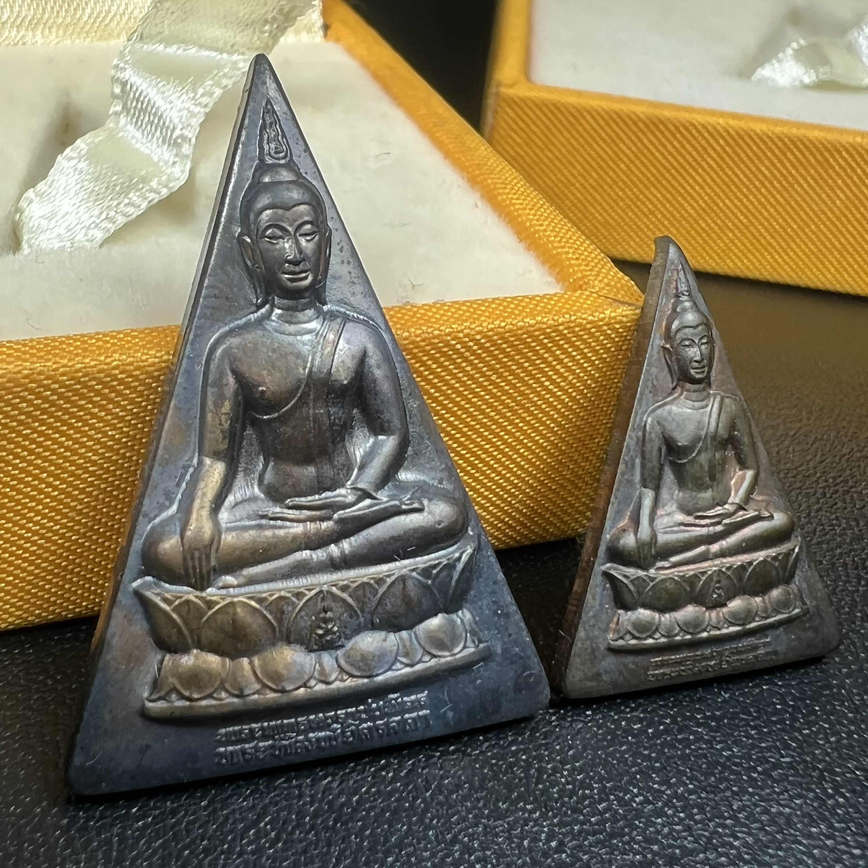 พระพุทธนวราชบพิตร พระพิมพ์จิตรลดา โครงการหลวง ปี2539 (พิมพ์ใหญ่+พิมพ์เล็ก) เนื้อนวโลหะ พร้อมกล่องบรรจุเดิม พิธีใหญ่ ปลุกเสกวัดพระแก้ว(1ชุด 2 องค์)