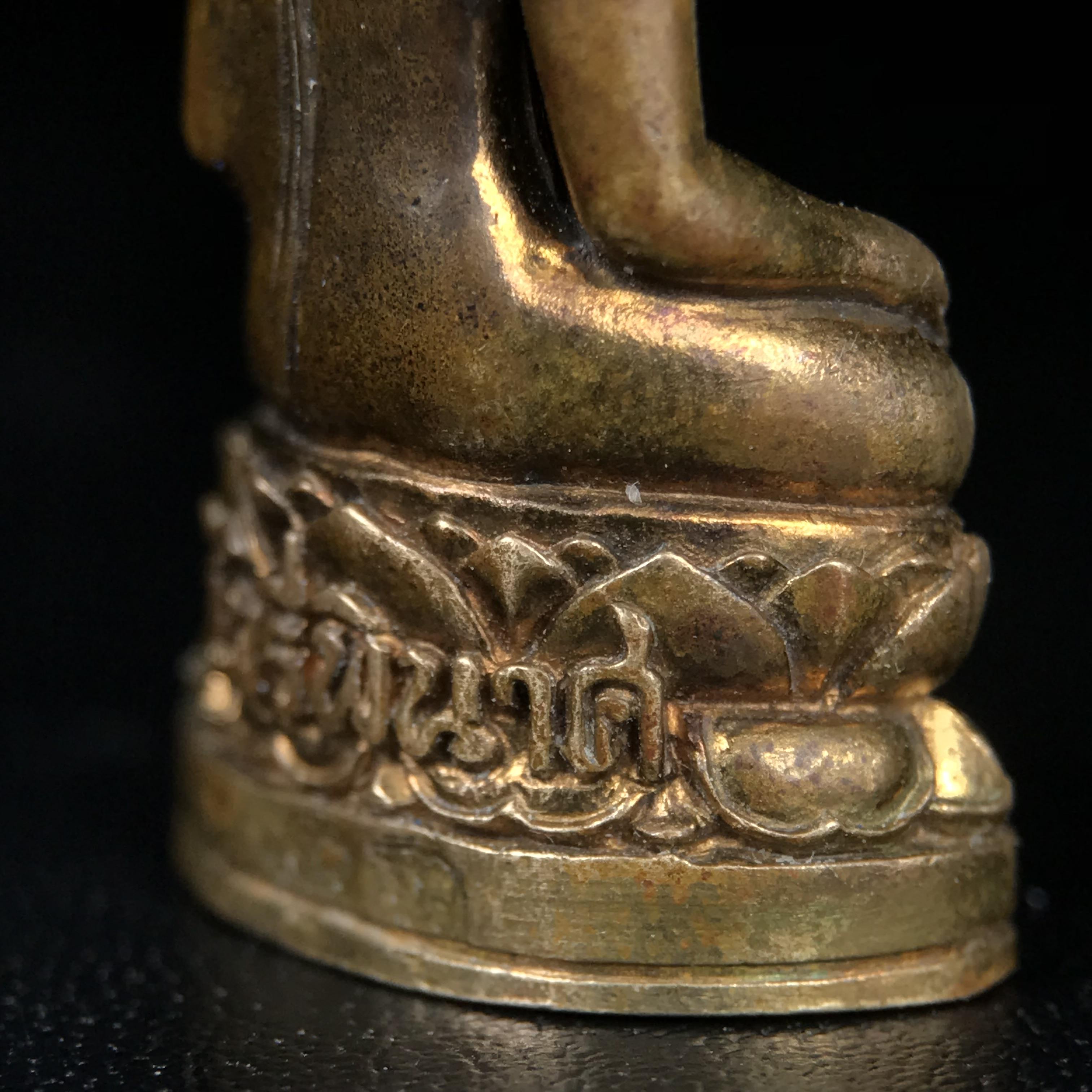 พระกริ่งไพรีพินาศ บรรจุเหล็กไหล ครั้งแรกและครั้งเดียวในประวัติศาสตร์ เฉลิมพระเกียรติ พระบาทสมเด็จพระเจ้าอยู่หัวรัชกาลที่9 พระชนมพรรษา 6 รอบ ปี2542 เนื้อสัมฤทธิ์(บรรจุเหล็กไหล)ดีนอก-ดีใน พิธีใหญ่ มวลสารเด่น(พิเศษกรรมการ ตอก 2 โค๊ต หมายเลข ๒๒๑๘)หายาก