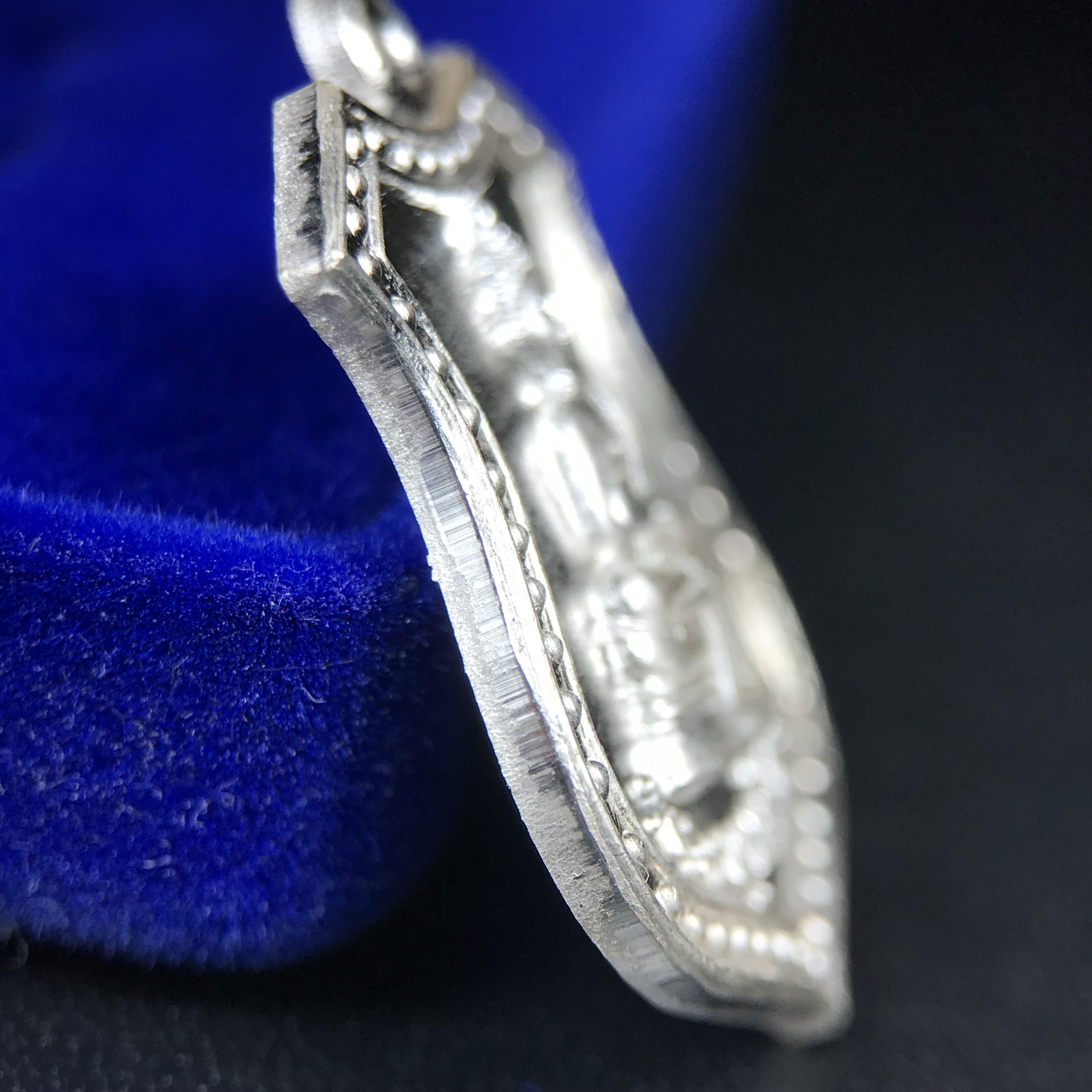 เหรียญหลวงพ่อโสธร ภปร. รุ่นกาญจนาภิเษก จัดสร้างในมงคลวโรกาสที่พระบาทสมเด็จพระเจ้าอยู่หัวรัชกาลที่9 เสด็จเถลิงถวัลย์สิริราชสมบัติ ครบ 50 ปี ในพุทธศักราช 2539 เนื้อเงิน(พิธีใหญ่เข้มขลัง)1 ใน 9950 เหรียญ