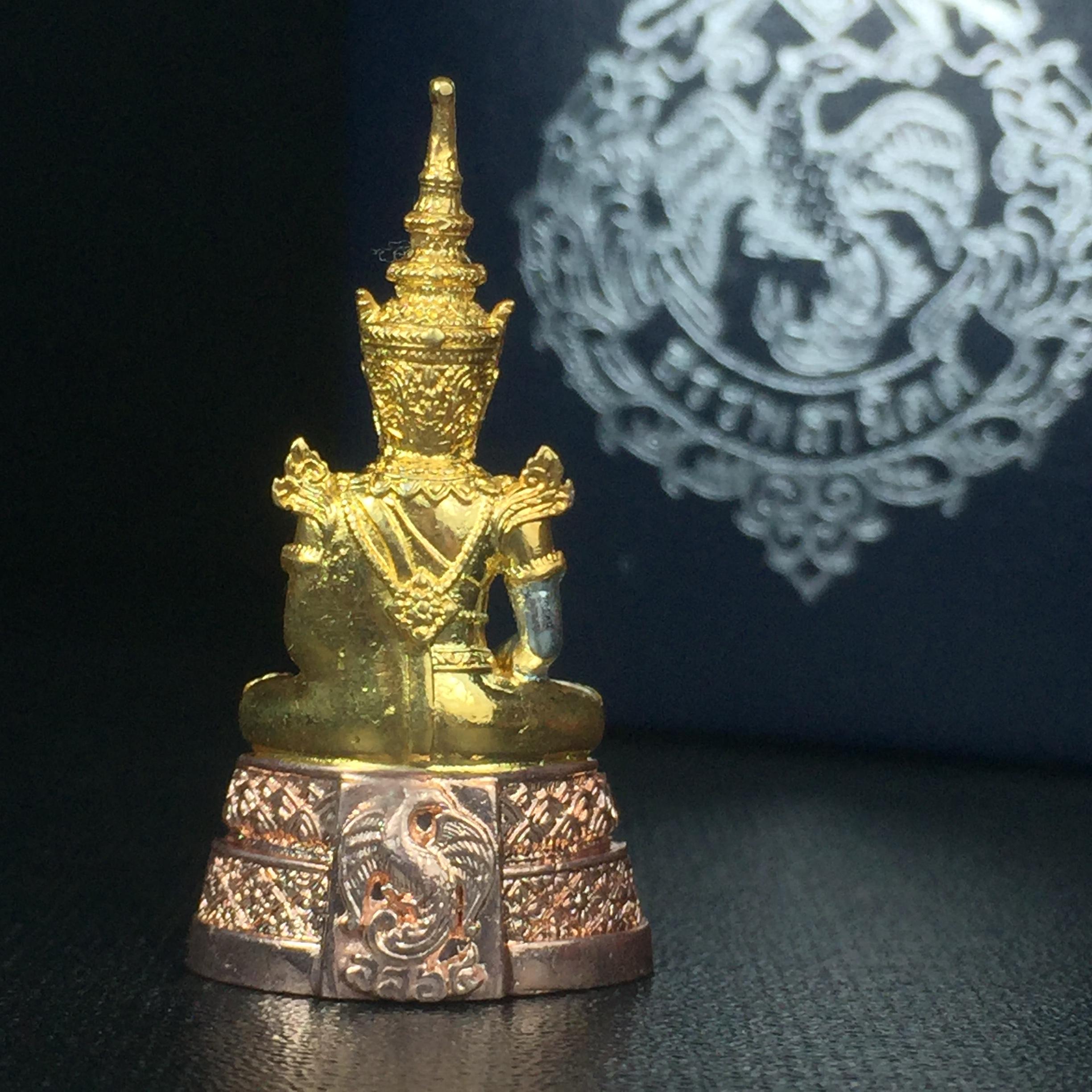 พระแก้วมรกต กรมสรรพสามิตจัดสร้างขึ้นเนื่องในโอกาสครบรอบ 64 ปีของกรมสรรพสามิต และเนื่องในวโรกาสที่พระบาทสมเด็จพระเจ้าอยู่หัวทรงครองราชย์ครบ 50 ปีในปีกาญจนาภิเษก เมื่อ พ.ศ.2539 เนื้อเงินรมดำขัดเงา(ชุบสามกษัตริย์ใหม่)พร้อมกล่องบรรจุเดิม