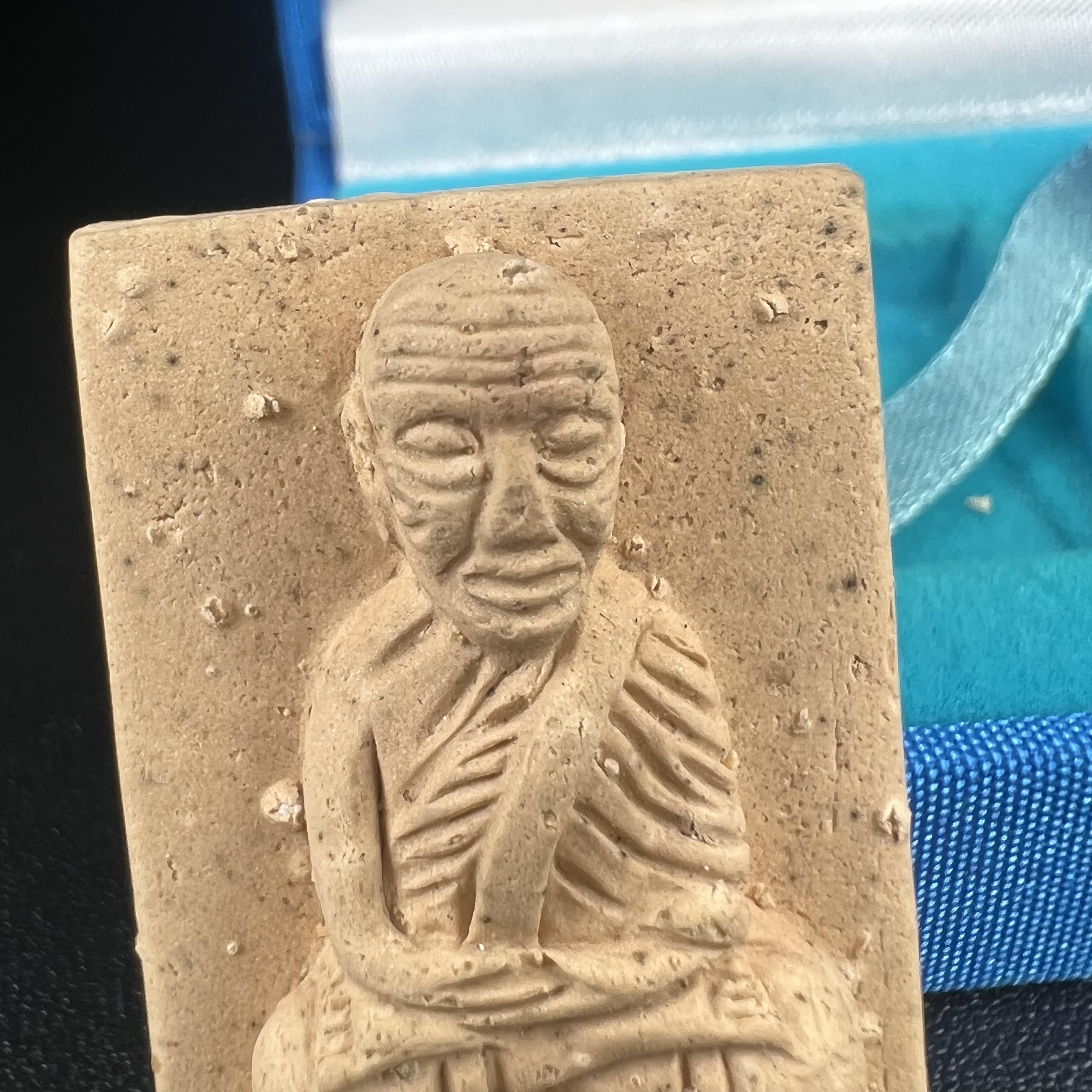 พระหลวงพ่อทวด สก. วัดห้วยมงคล ประเภทเนื้อบางขุนพรมพิเศษ เนื้อสมเด็จบางขุนพรมพิมพ์สี่เหลี่ยมกรรมการใหญ่ หลังพระนามาภิไธย สก. เงิน ปี 2544(รุ่นแรก) กรรมการ นะ ม่วง(มีหมายเลข)(1 ใน 2546 องค์) (คุ้มครองปลอดภัย แคล้วคลาด พิธีใหญ่ มวสสารดี)