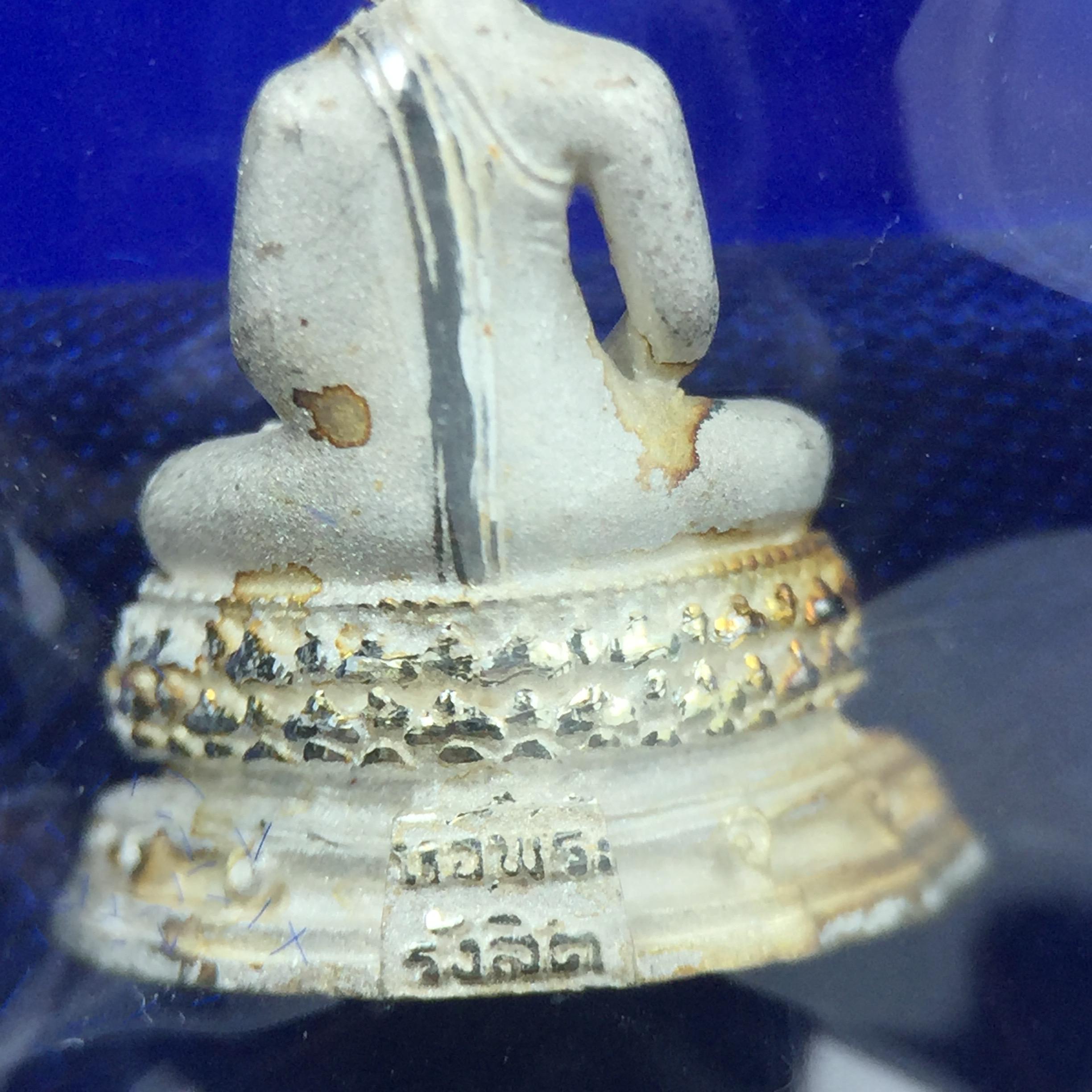 พระชัยวัฒน์พุทธสิหิงค์ ภปร. รุ่นสร้างหอพระธรรมศาสตร์ ปี2542 เนื้อเงิน(ผิวเดิม ซีนซองเดิม กล่องครบสวยสมบูรณ์) มหาพิธี 3วาระอันยิ่งใหญ่(ตอกโค๊ตและหมายเลข๔๕๕๕)(เลขสวย ท้ายเลขตอง)1ใน 10000 องค์