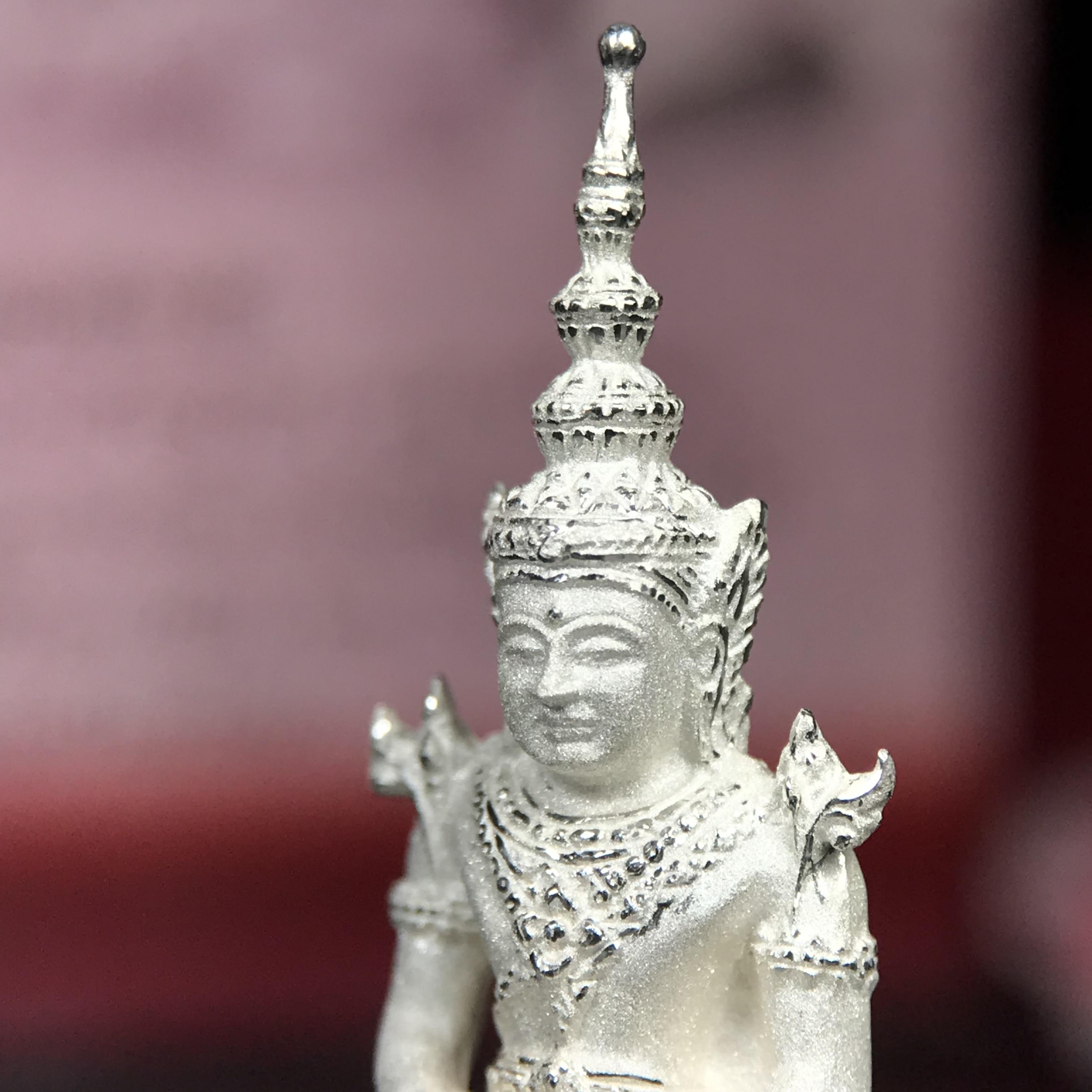 พระแก้วมรกต ภปร.(รุ่นแรก) ปี2545 จัดสร้างในมหาวโรกาส พระบาทสมเด็จพระเจ้าอยู่หัวรัชกาลที่ 9 ครบรอบ 75 พรรษา และฉลองกรุงรัตนโกสินทร์ครบ 220 ปี พิมพ์ลอยองค์ใหญ่ เนื้อเงินบริสุทธิ์ 92.5% ขนาด 19*35 มม. พร้อมกล่องบรรจุเดิม สวยครบสมบูรณ์(องค์หมายเลข ๔๔๗๑)