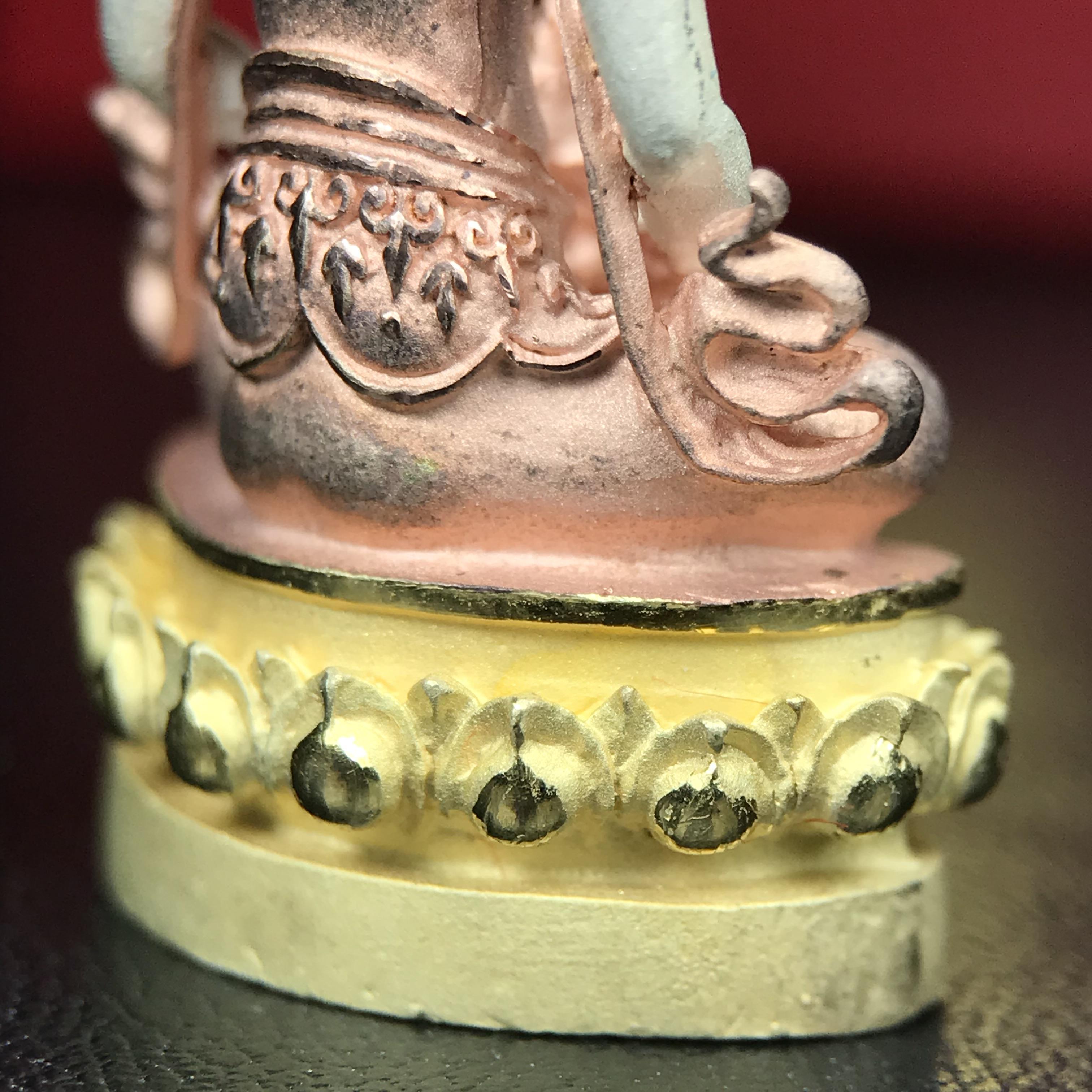 พระกริ่งอวโลกิเตศวร ( เจ้าแม่กวนอิม ) วัดโพธิ์แมนคุณาราม รุ่นอุดมโภคทรัพย์ พ.ศ.2539 เนื้อเงิน 3 กษัตริย์ (องค์พิเศษกรรมการ ฝังเพชรตำแหน่งดวงตาที่สามกลางหน้าผาก 1 เม็ด)(อีกหนึ่งรุ่นยอดนิยม พุทธศิลป์สวยงดงาม)***องค์พิเศษกรรมการฝังเพชร พบเจอน้อยหายากมาก***