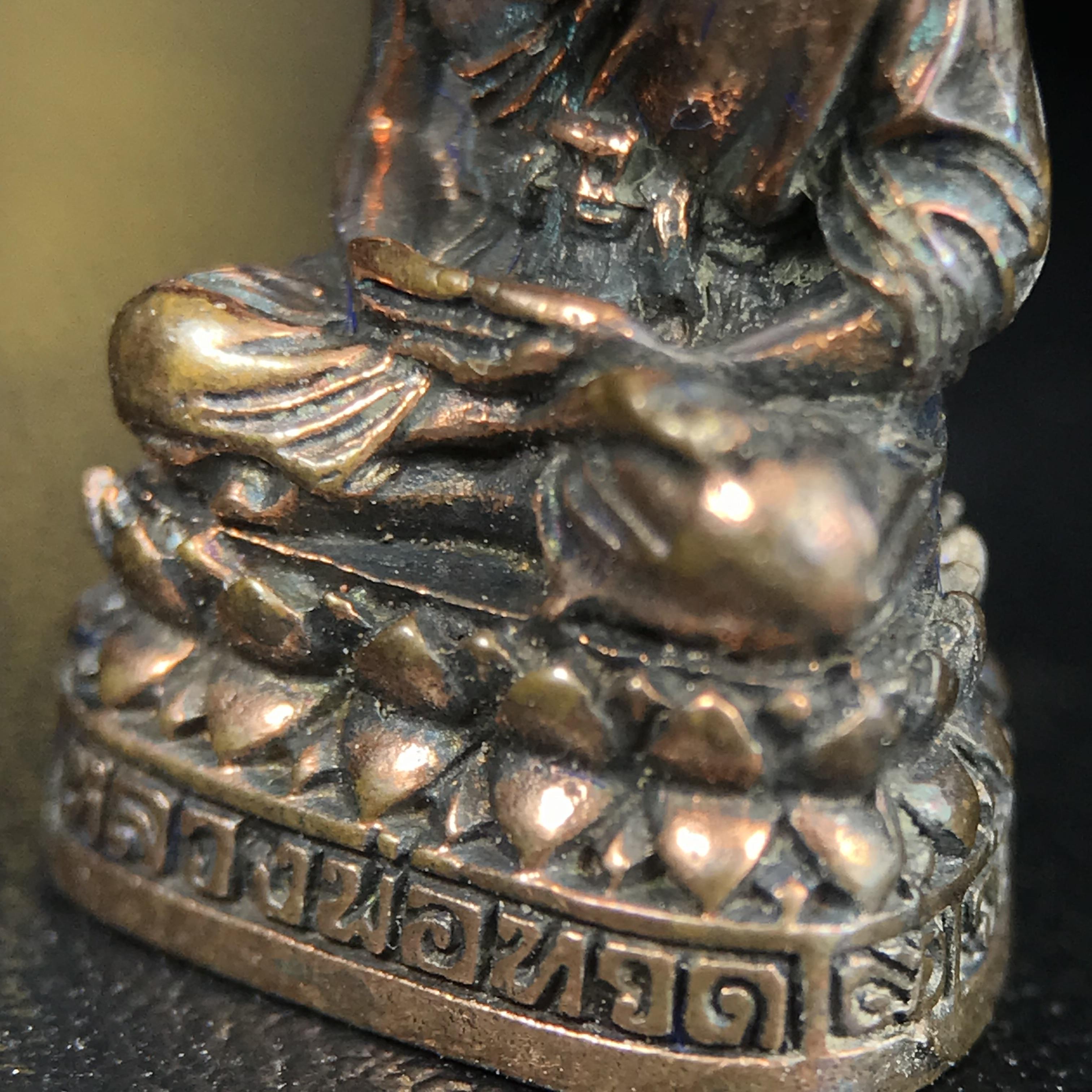 รูปเหมือนหล่อลอยองค์หลวงปู่ทวด รุ่น 111ปี กระทรวงกลาโหม เนื้อนวโลหะรมดำ-ปัดเงา ปี2540 พิธีใหญ่ เข้มขลัง นิยม พร้อมกล่องบรรจุเดิม(คัดสภาพสวยผิวเทพๆผิวรุ้งๆ)ทั้งพิธีทั้งพุทธศิลป์ทรงคุณค่าอีกหนึ่งรุ่นยอดนิยม