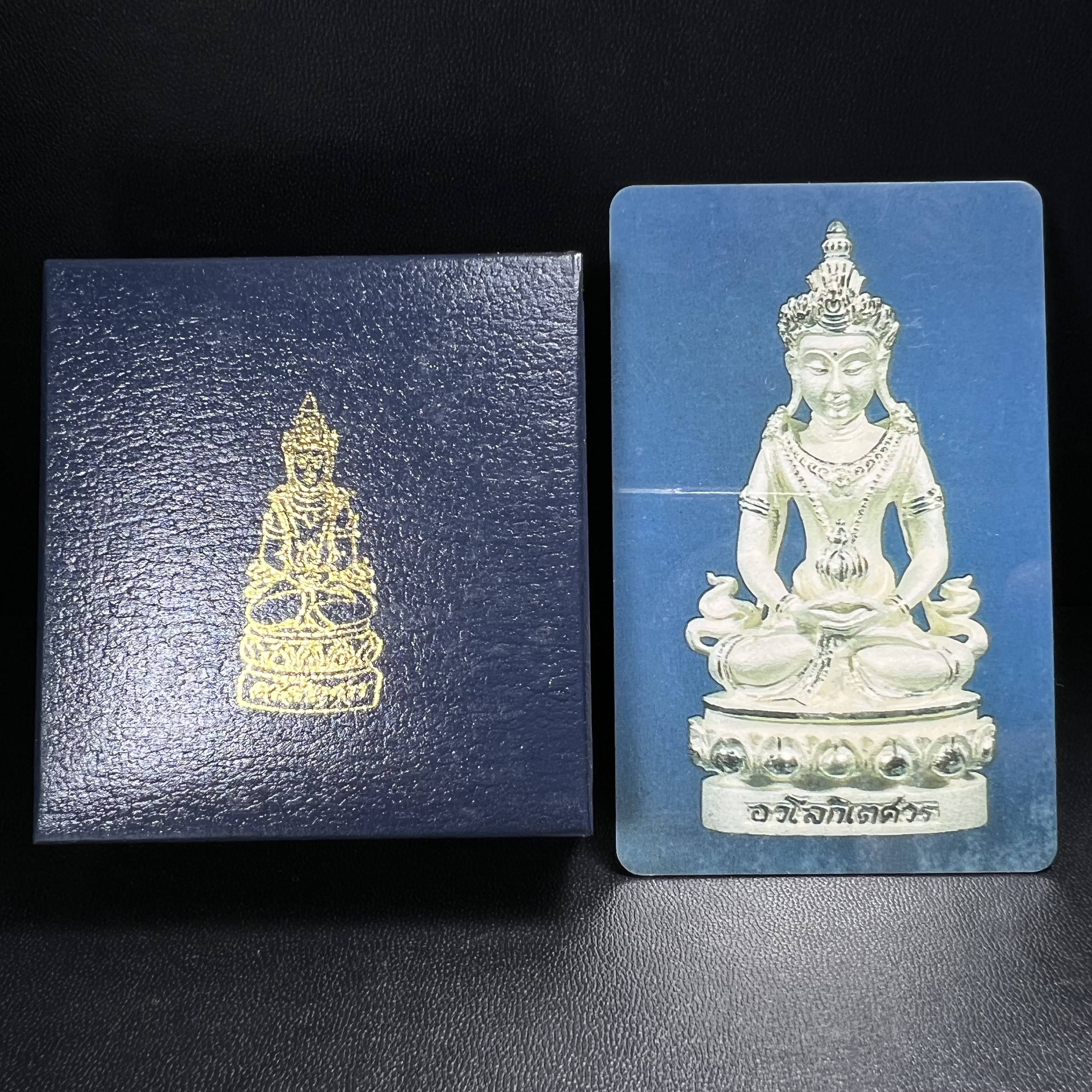 พระกริ่งอวโลกิเตศวร ( เจ้าแม่กวนอิม ) วัดโพธิ์แมนคุณาราม รุ่นอุดมโภคทรัพย์ พ.ศ.2539 เนื้อเงินพ่นทราย(ผิวเดิม ขึ้นสีรุ้งธรรมชาติ แบบนิยม เสน่ห์ของพระเนื้อเงิน) (พร้อมกล่องบรรจุการ์ดใบรับรองเดิมครบ)(อีกหนึ่งรุ่นยอดนิยม พุทธศิลป์สวยงดงาม)หายาก 1 ใน 5000 องค์