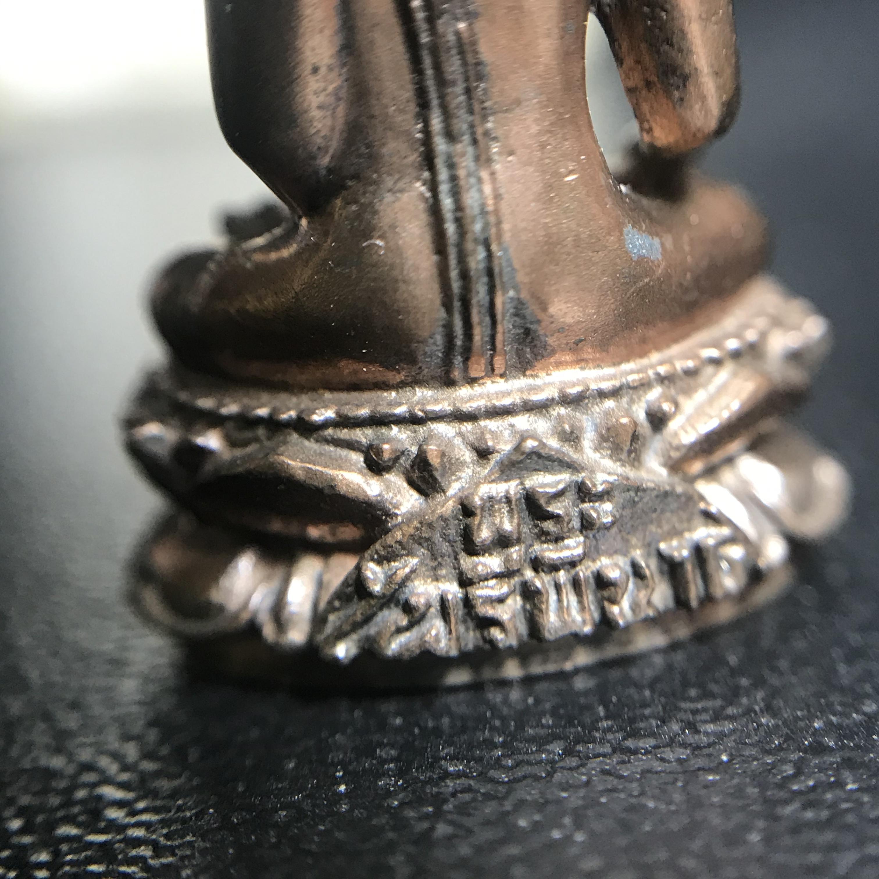 พระกริ่งไพรีพินาศ(รุ่นแรก สมเด็จพระญาณสังวร) วัดเพชรวราราม รุ่นเขาค้อ เนื้อนวโลหะ ตอกโค้ต ปี2520 จ.เพชรบูรณ์(คัดสภาพสวยครบกล่องบรรจุเดิม)(1ใน2309 องค์)