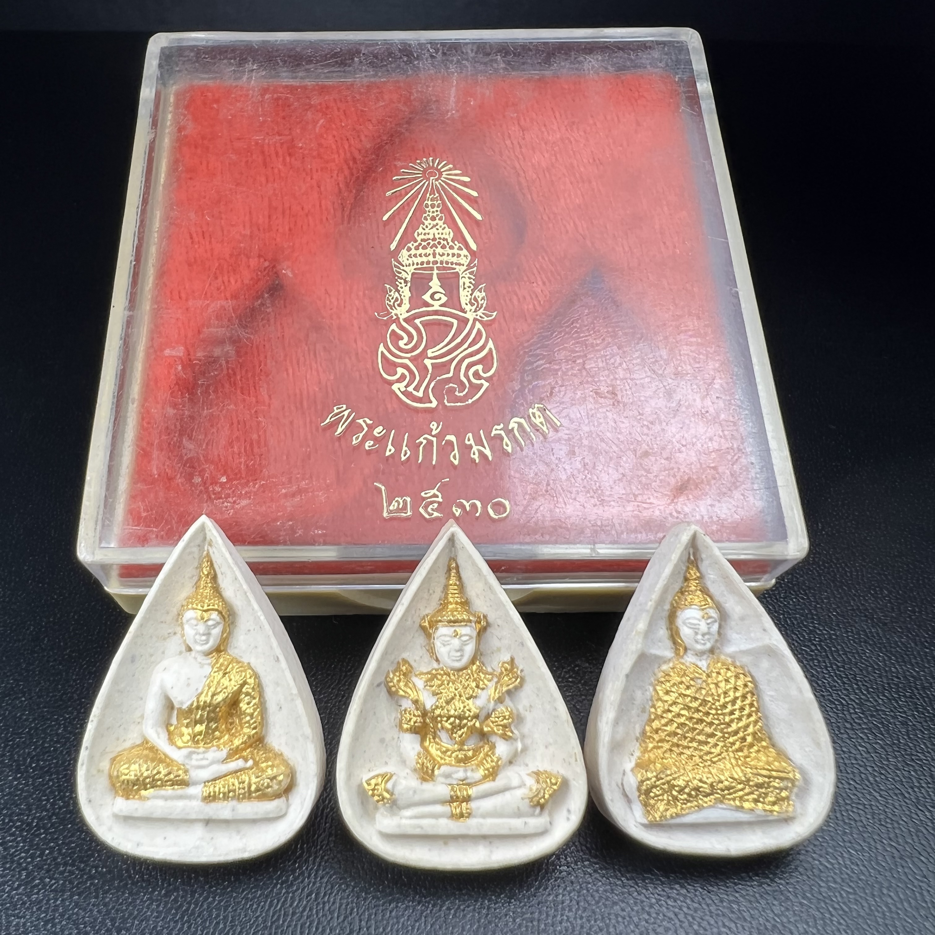 พระแก้วมรกต หลัง ภปร. เนื้อผง ปี2530 พระดี พิธีใหญ่ ประกอบพิธีพุทธาภิเษกพร้อมกับพิธีพระกริ่งปวเรศ ปี2530 วัดบวรนิเวศและวัดพระแก้ว(ครบชุดสามฤดูกล่องเดิมครบ)หายาก