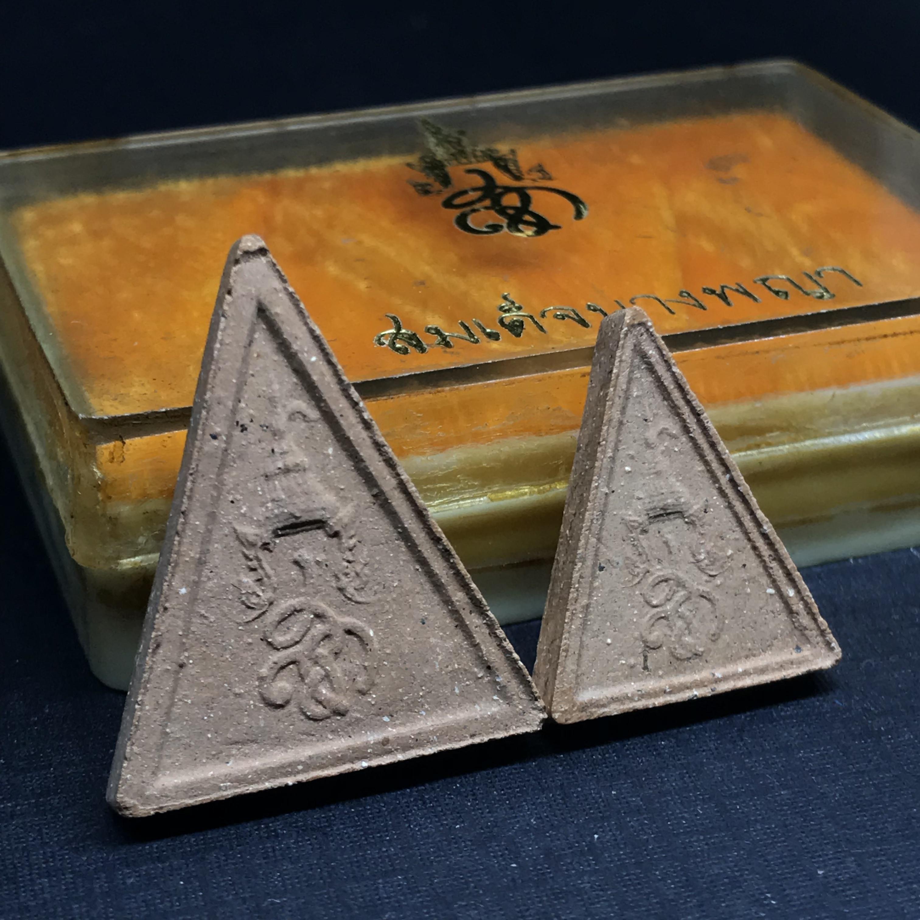 พระสมเด็จนางพญา สก ชุดพิมพ์ใหญ่-เล็ก วัดบวรนิเวศวิหาร ปี2519(ในหลวงรัชกาลที่9และสมเด็จพระราชินี เสด็จร่วมในพิธี)