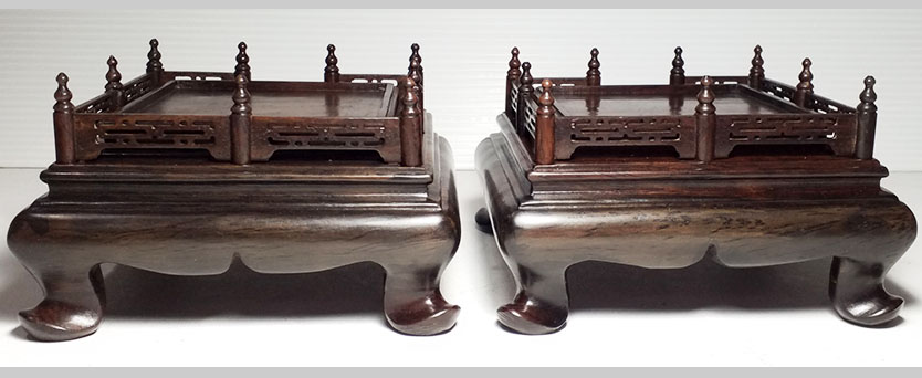 กี๋ ตั่งหรือฐานไม้ สี่เหลี่ยมมีซุ้มรั้ว หน้าท๊อป7.1cm ตัวละ