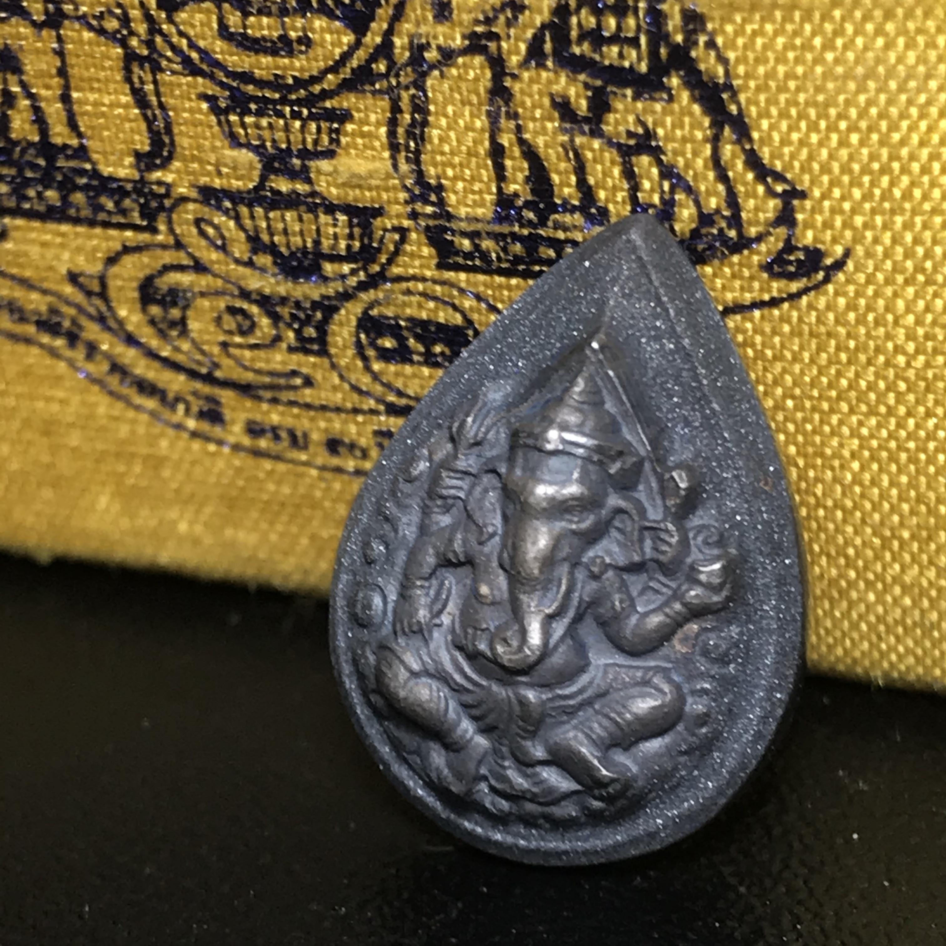 เหรียญพระพิฆเนศวร ญสส. ชุดกาญจนาภิเษกครองราชย์ 50 ปี พุทธศักราช 2538 พิมพ์เล็ก(1.9 ซม.) เนื้อเงินผิวเดิมกลับดำเข้มขลังงดงามธรรมชาติ สภาพสวยเดิมพร้อมกล่องบรรจุเดิม ตอกโค๊ดหมายเลขกำกับ(1ใน1000องค์)