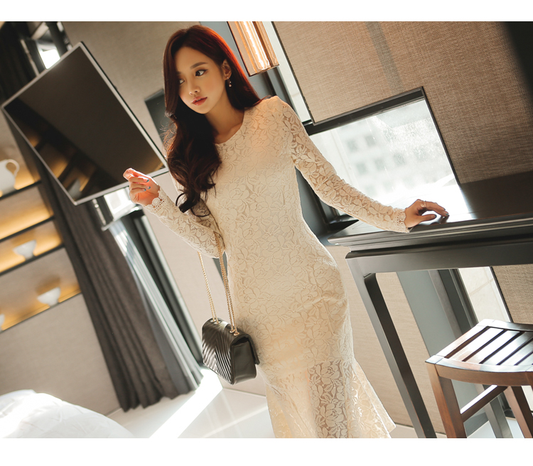 ชุดเดรสผ้าลูกไม้สีครีมอ่อนเข้ารูปทรงหางปลา คอกลม แขนยาว สวยเรียบหรู