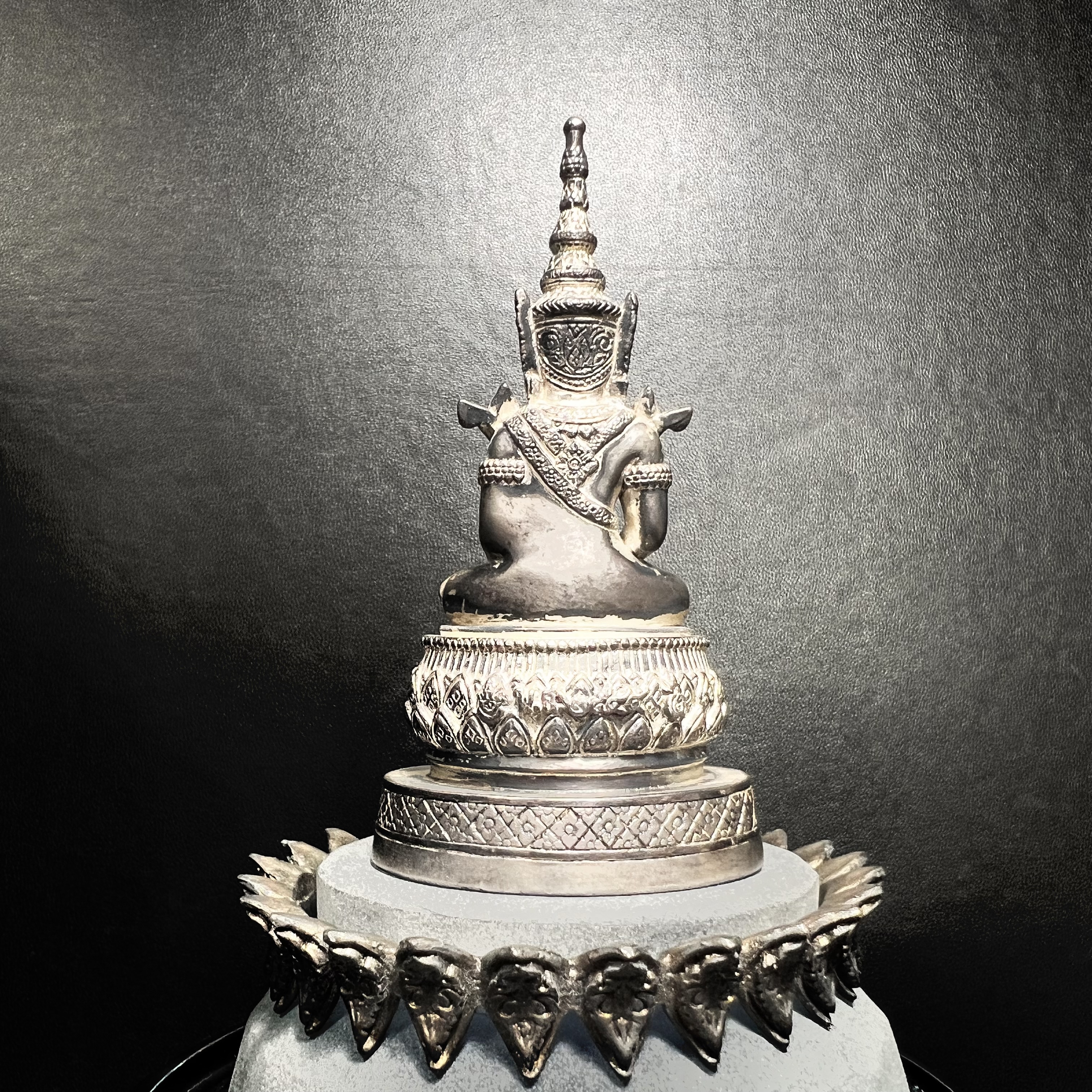 พระแก้วมรกต ภปร.(รุ่นแรก) ปี2545 จัดสร้างในมหาวโรกาส พระบาทสมเด็จพระเจ้าอยู่หัวรัชกาลที่ 9 ครบรอบ 75 พรรษา และฉลองกรุงรัตนโกสินทร์ครบ 220 ปี หล่อลอยองค์ เนื้อเงินบริสุทธิ์99.9% ขนาดบูชา 50*90 มม. พร้อมฐานวางครอบแก้วเดิม(สวยงามและหายากมาก)(1ใน3000องค์)