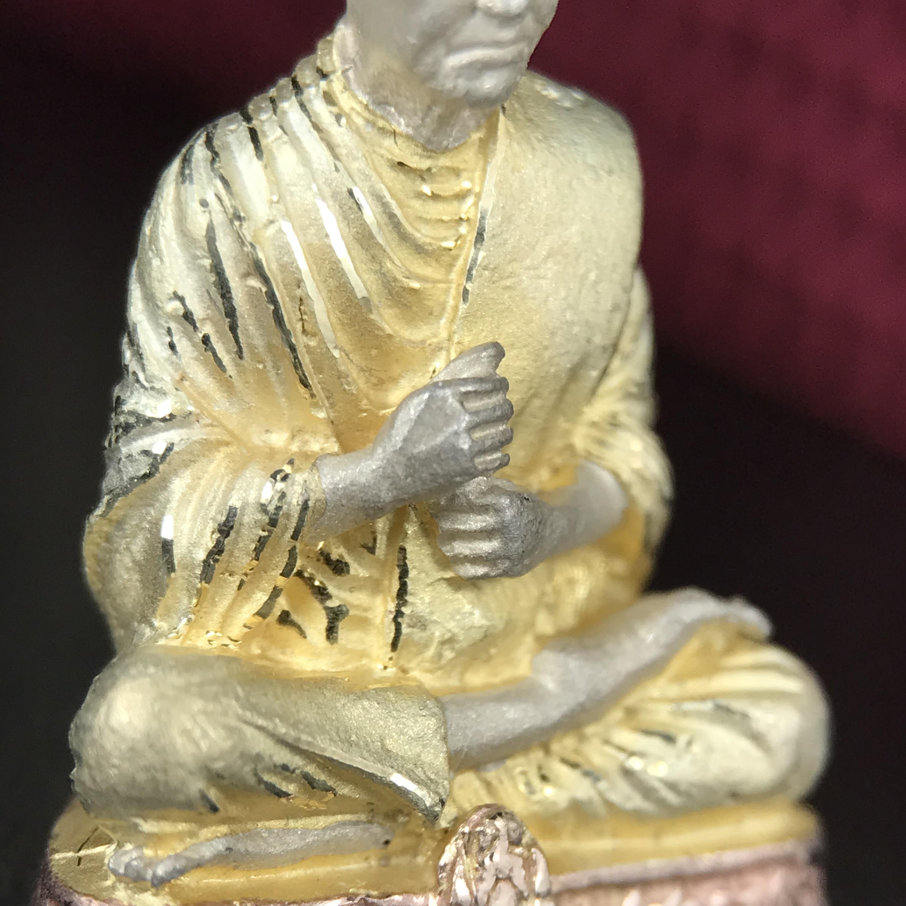 รูปเหมือนสมเด็จพระพุฒาจารย์ (โต พรหมรังสี)วัดใหม่อมตรส บางขุนพรหม ปี2540 รุ่นกาญจนาภิเษก จัดสร้างในวโรกาสที่รัชกาลที่ 9 ทรงครองสิริราชสมบัติ ครบ 50ปี ลอยองค์พิมพ์ใหญ่ เนื้อเงินบริสุทธิ์ 99.9% แบบชุบสามกษัตริย์ขัดเงาบางส่วน พร้อมกล่องบรรจุเดิมครบ