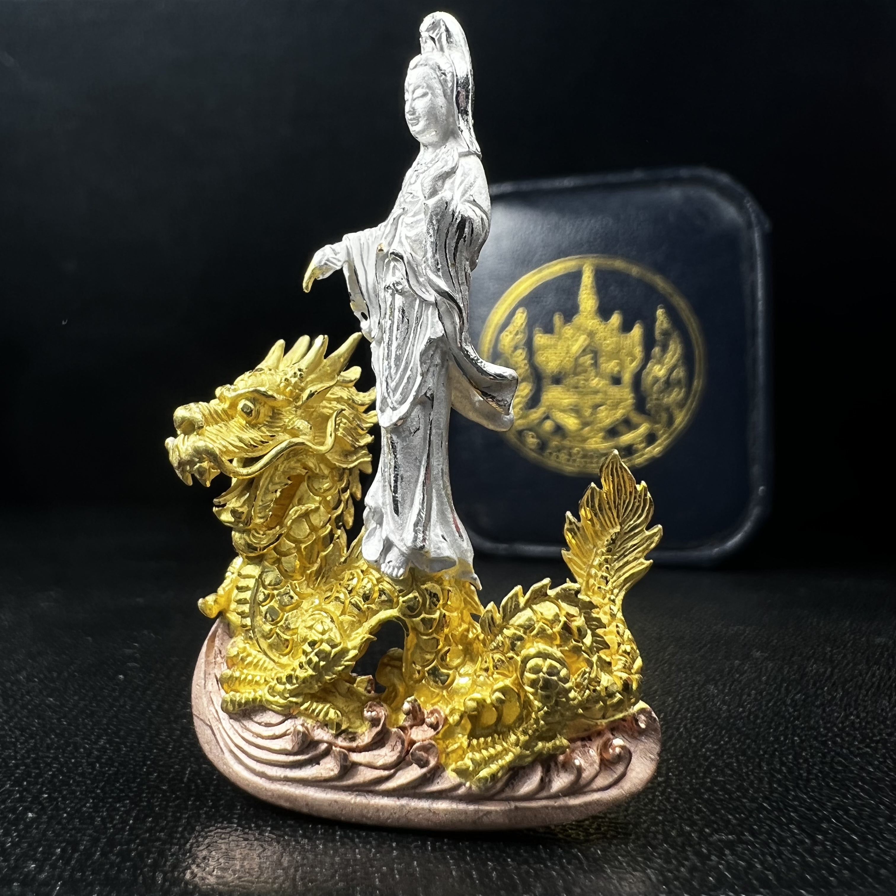 รูปหล่อลอยองค์พระโพธิสัตว์กวนอิม ทรงประทับมังกร จ.ระนอง เนื้อเงินสามกษัตริย์(พบเจอน้อยหายาก) พิมพ์ใหญ่(คัดสภาพผิวเดิม สวยงดงาม ทรงคุณค่า) เฉลิมฉลองในวโรกาสที่พระบาทสมเด็จพระเจ้าอยู่หัวทรงครองสิริราชสมบัติครบ 50 ปี จ.ระนอง พ.ศ.2539