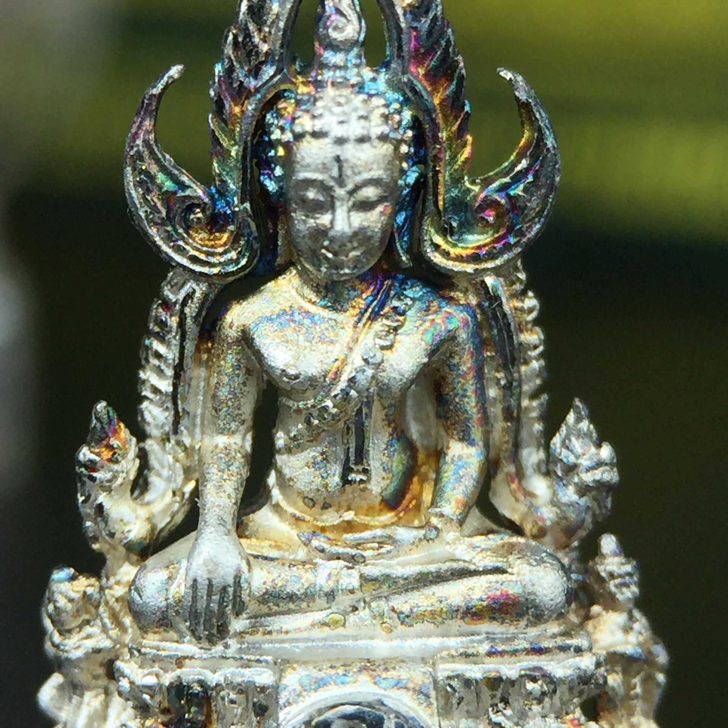 พระพุทธชินราช(จำลอง) ภปร. 84 พรรษา เนื้อเงินชุบทองคำขาว พิมพ์เล็กขนาดหน้าตัก 1/4 นิ้ว (สภาพผิวเดิมขึ้นสีรุ้งธรรมชาติ สวยเสน่ห์พระเนื้อเงิน สีสันที่ธรรมชาติสรรค์สร้าง) (พระราชทานมวลสาร จิตรลดาและเส้นพระเจ้า(เส้นผม ร.9))พุทธศิลป์ทรงคุณค่าอีกหนึ่งรุ่นยอดนิยม