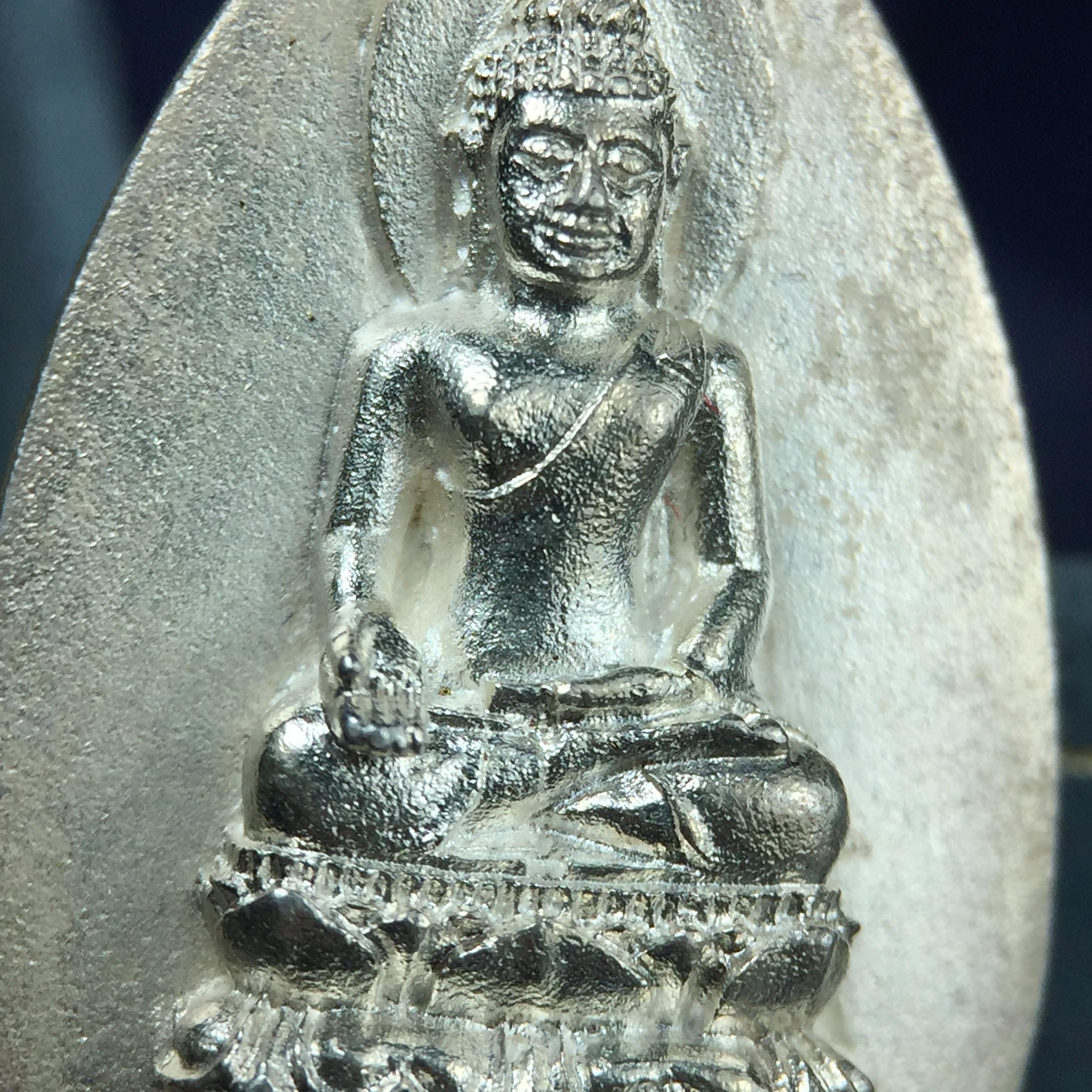 เหรียญพระไพรีพินาศตราสัญลักษณ์ หลัง สก มหามงคลเฉลิมพระชนมพรรษา 5 รอบ ครบ 60 พรรษาพระราชินีในหลวงรัชกาลที่ 9 ปี 2535 วัดบวรนิเวศวิหาร เนื้อเงิน(หมายเลข ๔๐๕)(เลขสวยผลรวมได้เลข 9 มหามงคลเจริญก้าวหน้าในทุกด้าน )พร้อมกล่องบรรจุเดิมสวยครบ(เนื้อเงินรุ่นนี้หายาก)