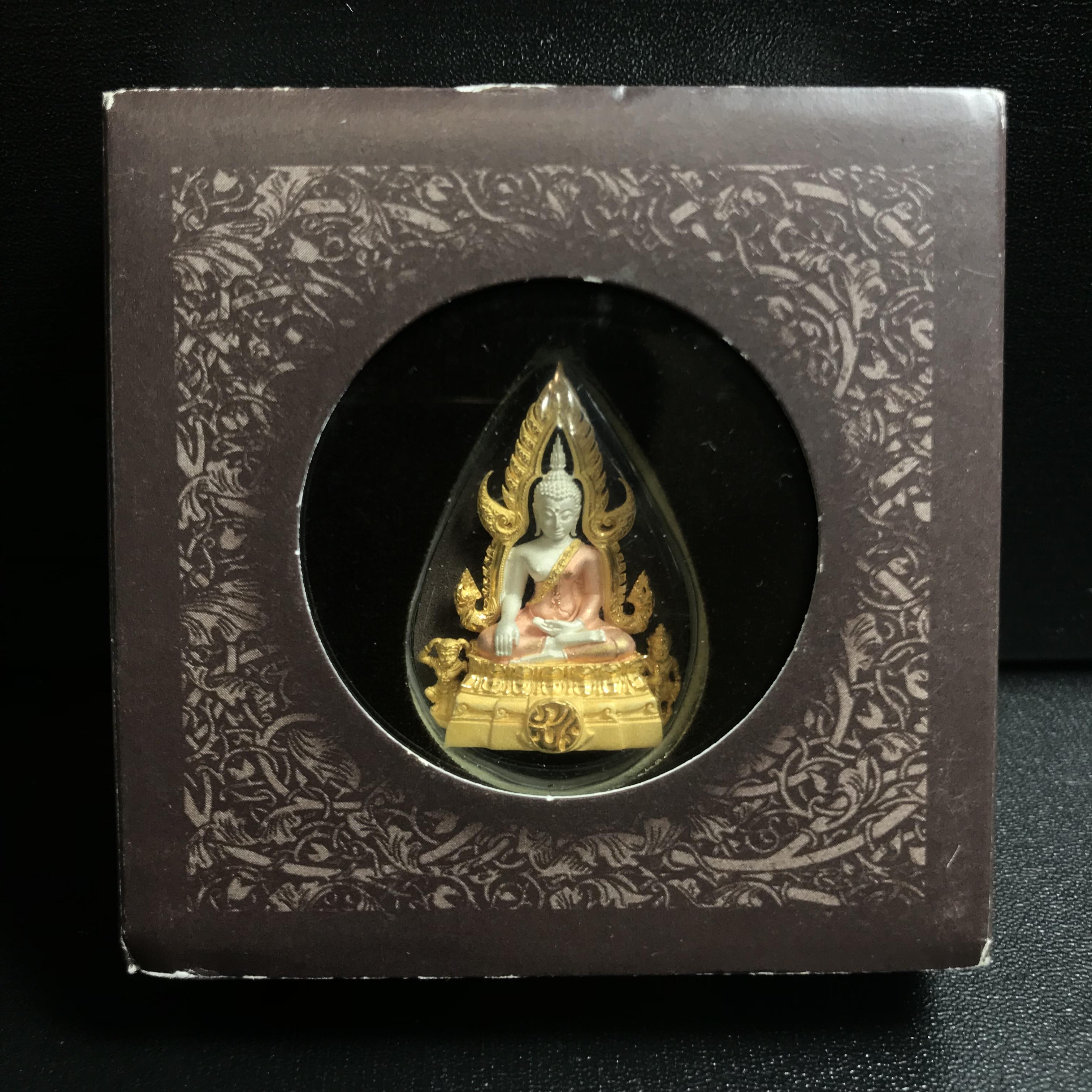 พระพุทธชินราช ภปร. โครงการ "เพราะแผ่นดินนี้ คือ แผ่นดินเกิด" ปี2548(รุ่นแรก) ลอยองค์ หน้าตัก 1/2 นิ้ว เนื้อเงินสามกษัตริย์