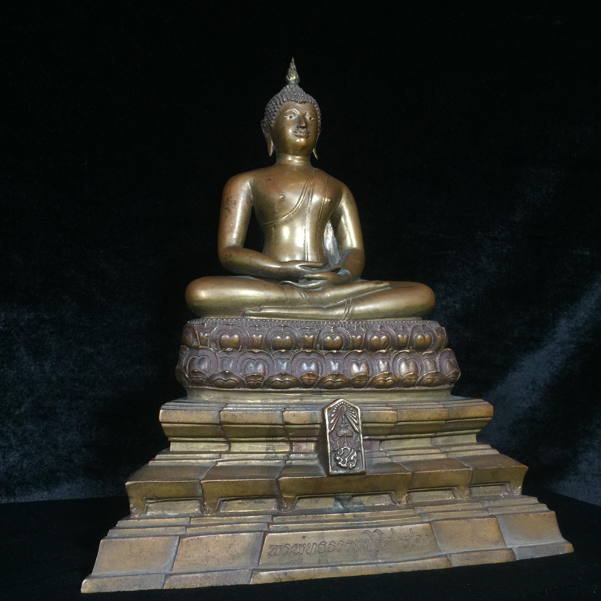 พระพุทธธรรมทิฐิศาสดา 50 ปี ธรรมศาสตร์ ปี 2527 หน้าตัก 5 นิ้ว 2 ถอด (ในหลวงรัชกาลที่9เสด็จในพิธีเททอง)(1ใน 1600 องค์)