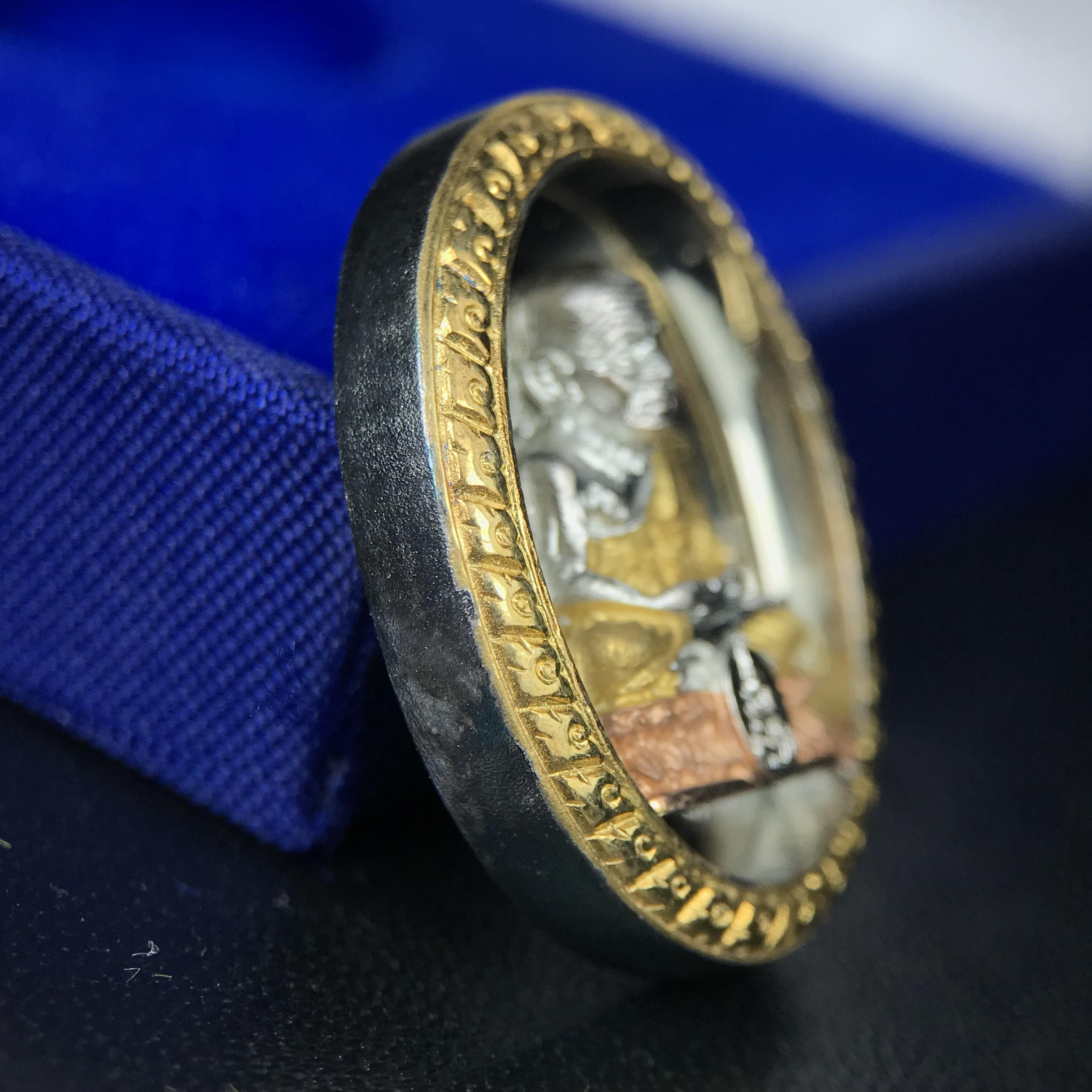 สมเด็จหลวงปู่ทวด วัดช้างให้ รุ่น เฉลิมพระเกียรติ ตราสัญลักษณ์ มวก. พิมพ์รูปไข่เนื้อเงิน-สามกษัตริย์ ปี 2544 พิธีพุทธาภิเษกใหญ่ ณ อุโบสถวัดช้างให้และอุโบสถวัดพระศรีรัตนศาสดาราม ( วัดพระแก้ว )โดยนิมนต์เกจิชื่อดังสายใต้ทั้งหมดจำนวน 108 รูป