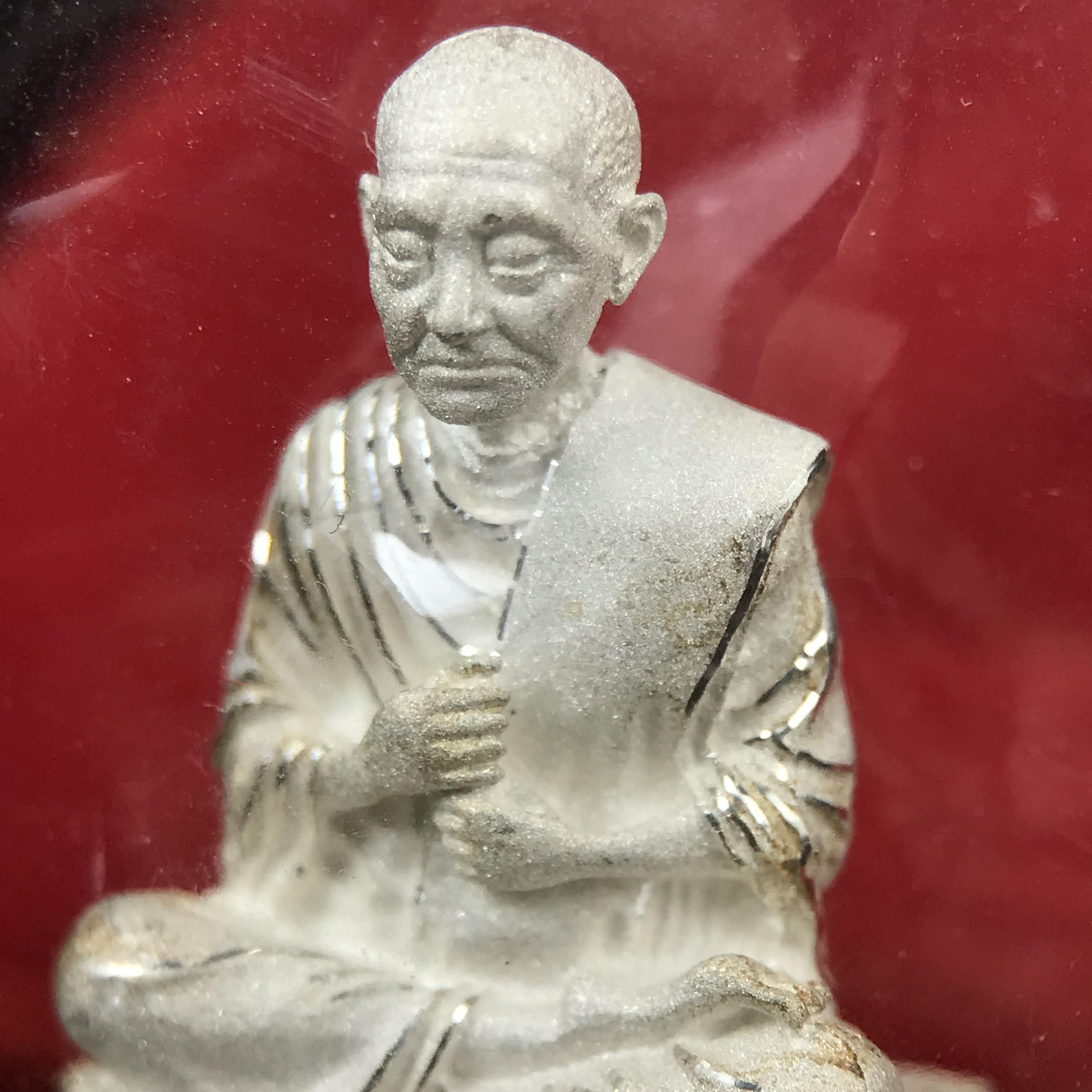 สมเด็จพุฒาจารย์ (โต พรหมรังสี) อนุสรณ์ 128 ปี สมเด็จพระญาณสังวร สมเด็จพระสังฆราช ทรงเมตตาอธิฐานจิต ปี 2543 มหาพุทธาภิเษก 3วาระ รูปเหมือนลอยองค์พิมพ์ใหญ่เนื้อเงิน ขนาด 1.5 x 2.5 ซม. ทรงคุณค่าทั้งด้านความงานด้านพุทธศิลป์ และพุทธคุณ