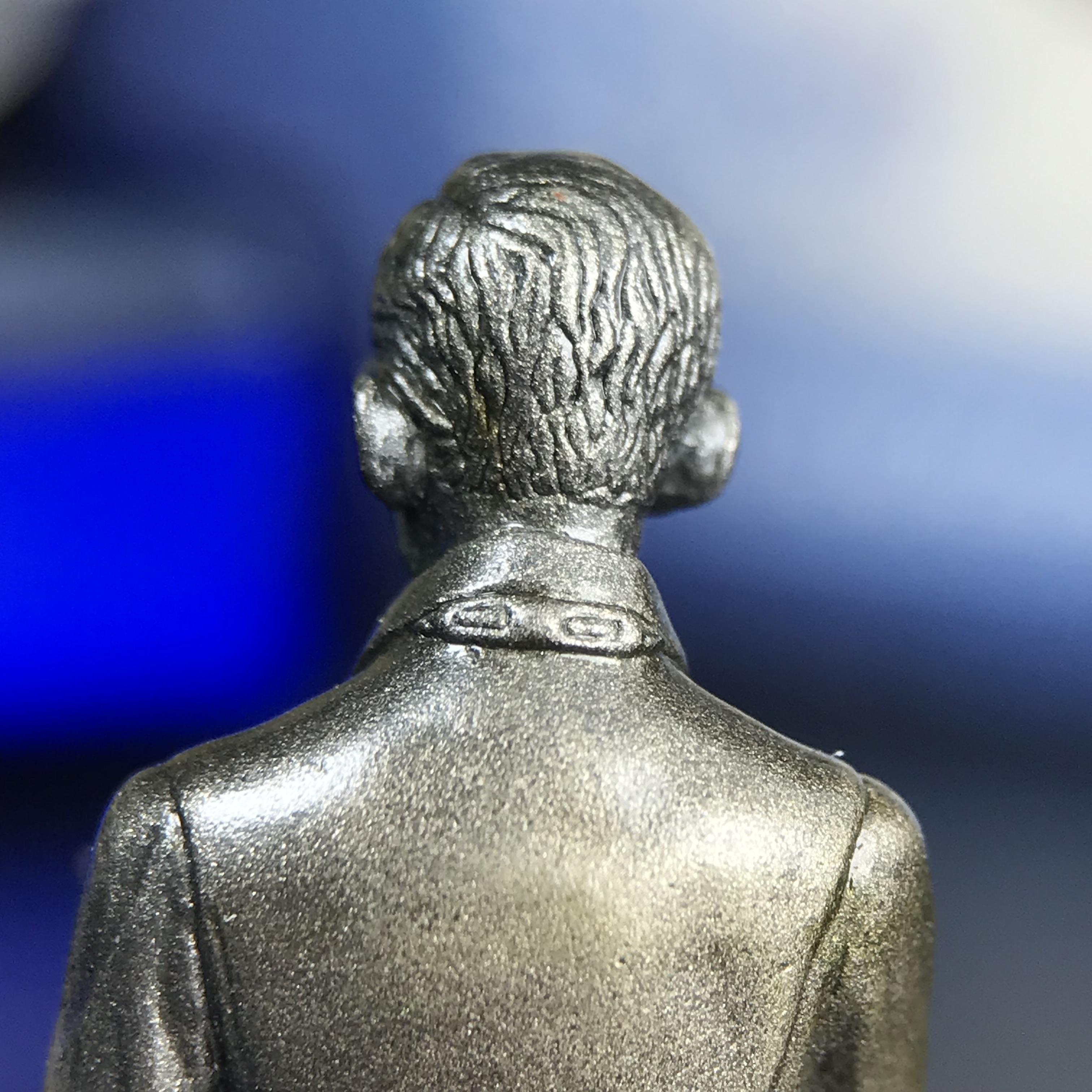 พระบรมรูปพระบาทสมเด็จพระเจ้าอยู่หัวรัชกาลที่ 9(ทรงงาน) ภปร. รุ่นเพราะแผ่นดินนี้คือแผ่นดินเกิด ปี 2551 ขนาดสูง 1 นิ้ว เนื้อบรอนซ์ชุบเงินรมดำ(ด้านหน้า ฐานพระบรมรูปฯ ประดิษฐานอักษรพระปรมาภิไธย ภ.ป.ร.)นิยมหายาก***รุ่นตรา ภปร. พบเจอน้อยมาก****