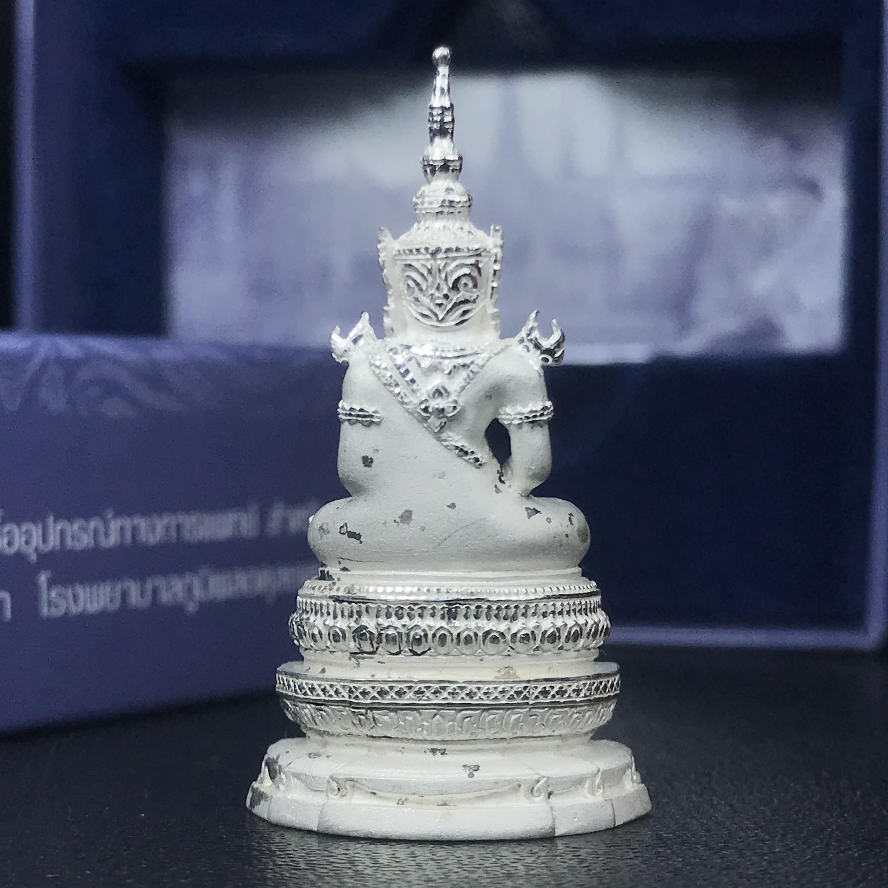 พระแก้วมรกต ภปร.หน้าตัก 1/2 นิ้ว จัดสร้างโดย รพ.ภูมิพลฯ ปี2547 ลอยองค์เนื้อเงิน(1ใน3000องค์)(หายาก)