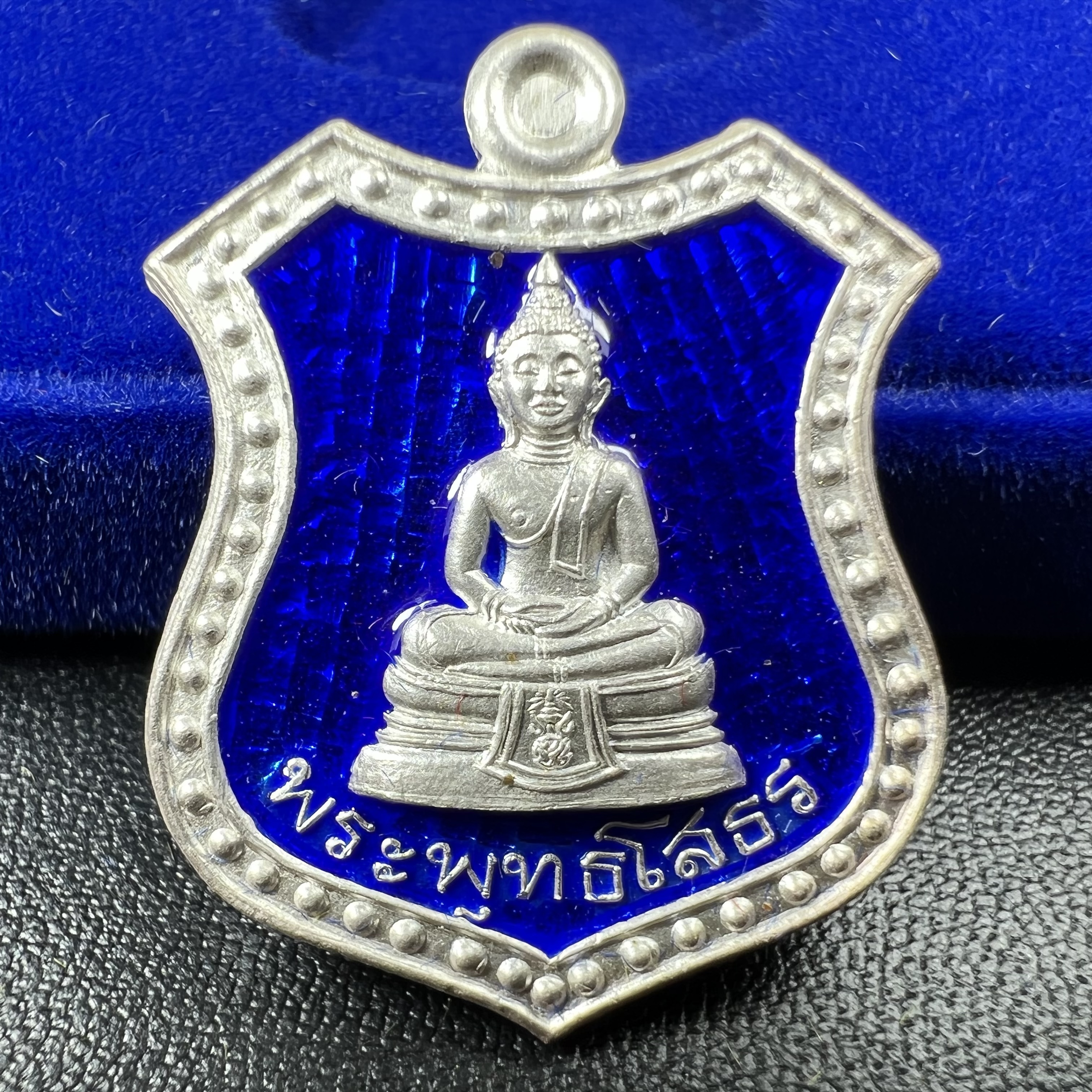 เหรียญหลวงพ่อโสธร ภปร. รุ่นกาญจนาภิเษก จัดสร้างในมงคลวโรกาสที่พระบาทสมเด็จพระเจ้าอยู่หัวรัชกาลที่9 เสด็จเถลิงถวัลย์สิริราชสมบัติ ครบ 50 ปี ในพุทธศักราช 2539 เนื้อเงินลงยา(สีแดง สีเหลือง สีน้ำเงิน สีเขียว)ครบชุดรวม 4 เหรียญ(พิธีใหญ่เข้มขลัง)1 ใน 9950 ชุด