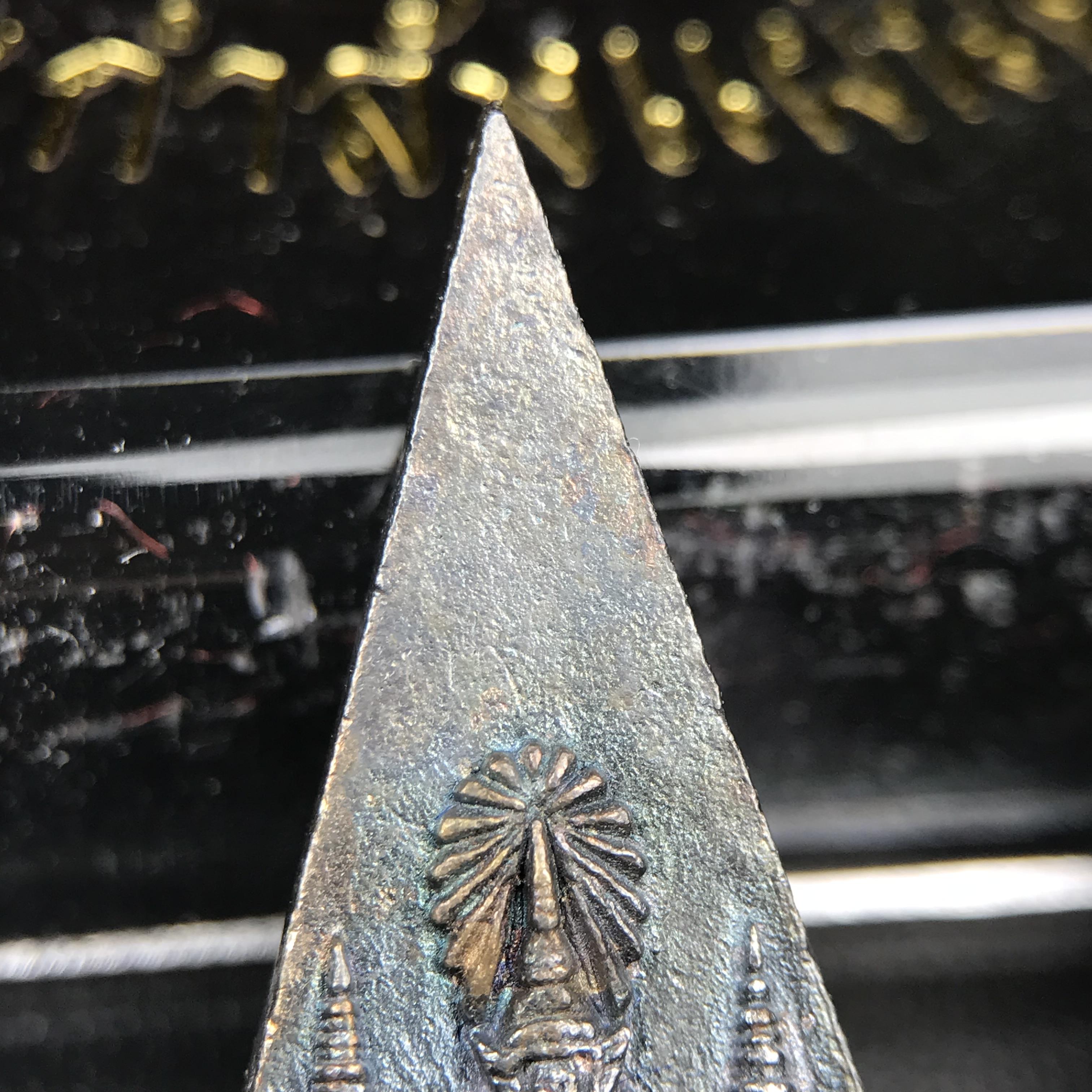 พระกำลังแผ่นดิน (สมเด็จจิตรลดา2) จัดสร้างเฉลิมพระเกียรติ ร.9 ครองราชย์ 50 ปี 2539 เนื้อเงิน(ผิวเดิมกลับดำ รุ้งๆสวย)+เนื้อนวโลหะ(สร้างน้อยหายาก)พร้อมกล่องบรรจุเดิมครบสมบูรณ์(1ใน2539องค์)