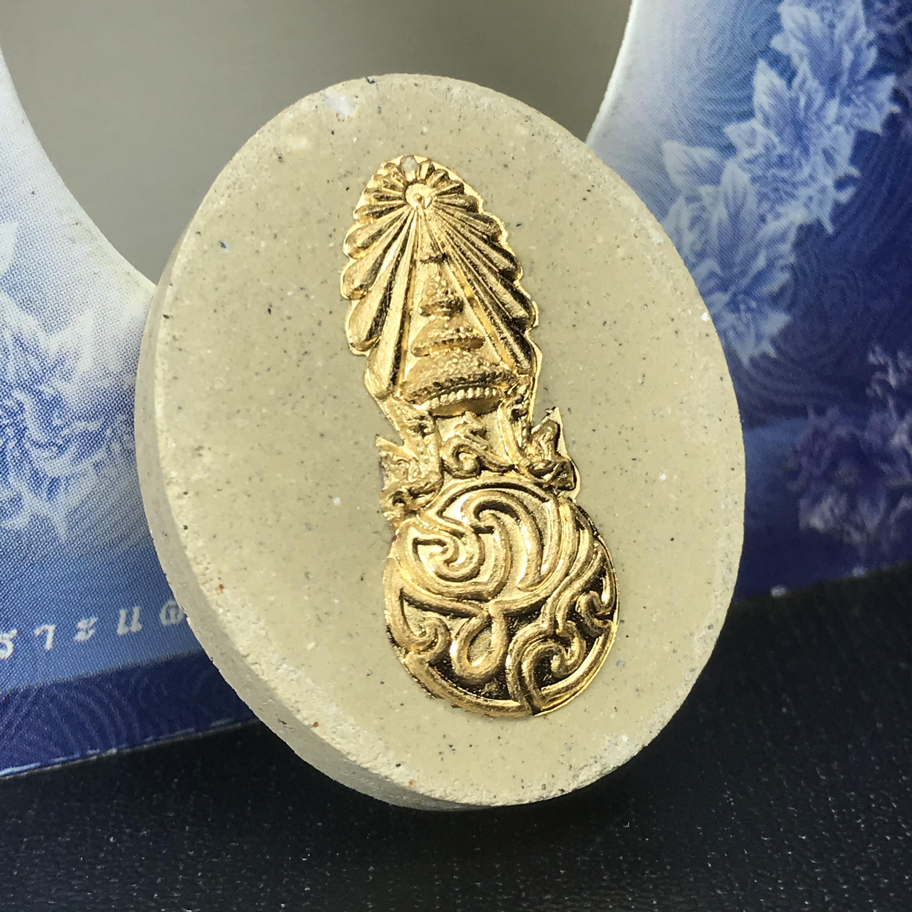 รูปหล่อพระบาทสมเด็จพระเจ้าอยู่หัว(ทรงงาน) ภปร. โครงการ เพราะแผ่นดินนี้คือแผ่นดินเกิด ปี2551 เนื้อผง ด้านหน้าปิดทอง หลัง ภ.ป.ร. ปิดทอง (มวลสารพระราชทานเส้นพระเจ้า (เส้นผม) ของพระบาทสมเด็จพระเจ้าอยู่หัวรัชกาลที่9