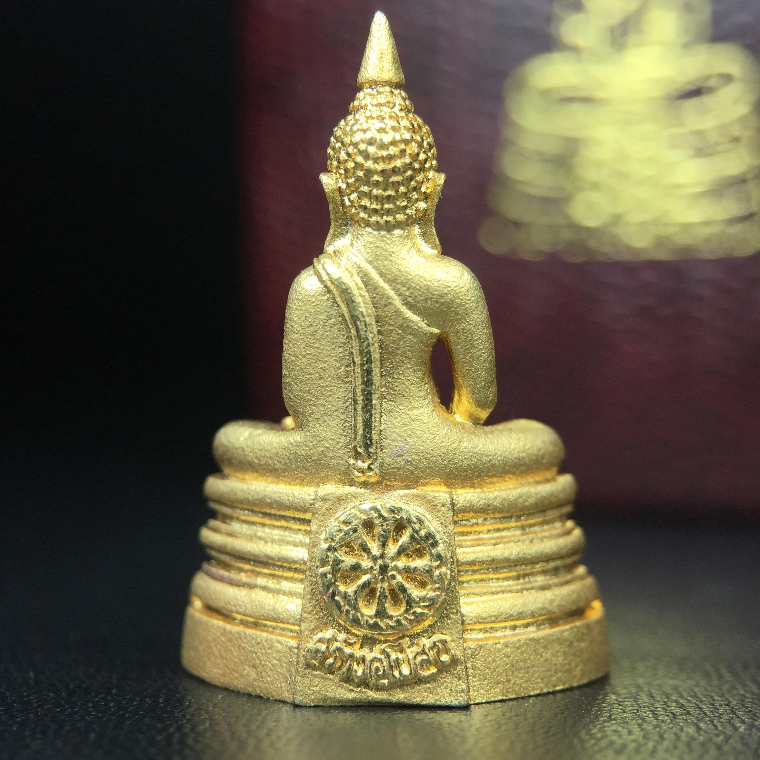 พระพุทธโสธร(หลวงพ่อโสธร) รุ่นสร้างอุโบสถ ปี2539 เนื้อเงิน(ชุบทองพ่นทรายขัดเงาบางส่วน สวยดุจทองคำ) ลอยองค์พิมพ์ใหญ่ สภาพสวยกล่องบรรจุเดิมครบสมบูรณ์(แบบนี้หายาก)(งานแพรนด้า จิวเวลรี่)สวยงดงาม