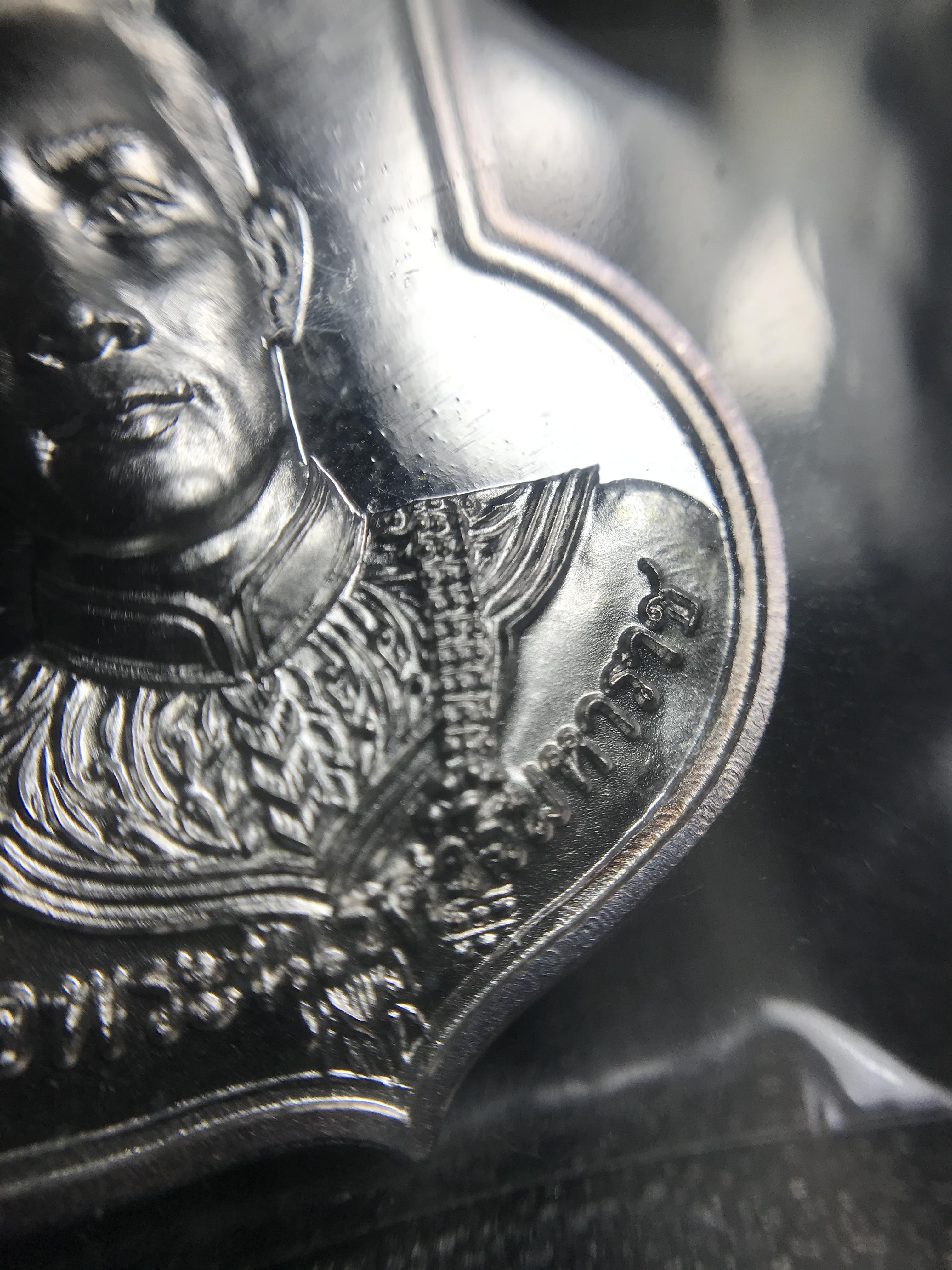 เหรียญสมเด็จพระนเรศวรมหาราช รุ่นสู้ หลัง สก. ปี2548 พิธีใหญ่ เนื้อเงิน(คงสภาพผิวเดิม พี้นผิวกระจก ซีนซองเดิม กล่องครบ)หายาก