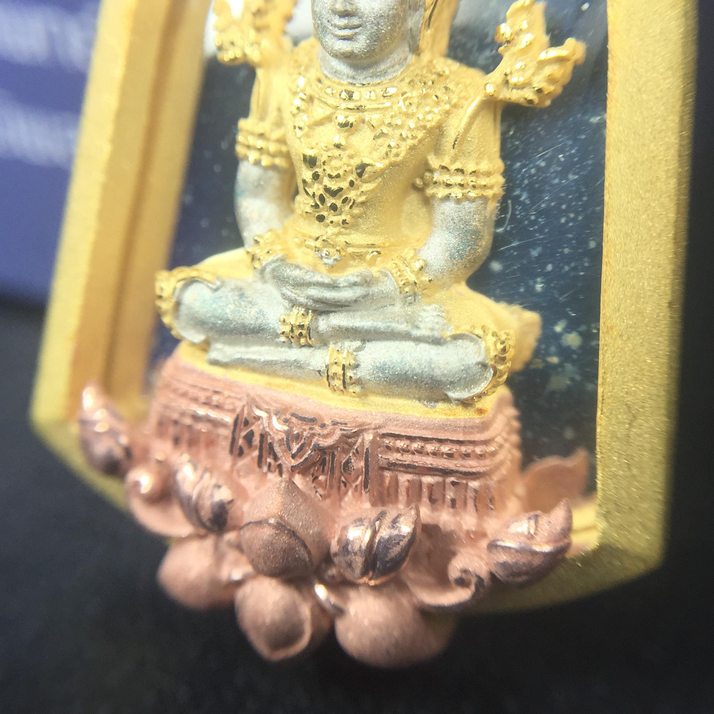 พระแก้วมรกต ภปร. ปี2547 จัดสร้างโดย รพ.ภูมิพลฯ เนื้อเงิน(3 กษัตริย์) เหรียญทรงซุ้ม(1ใน3000องค์)