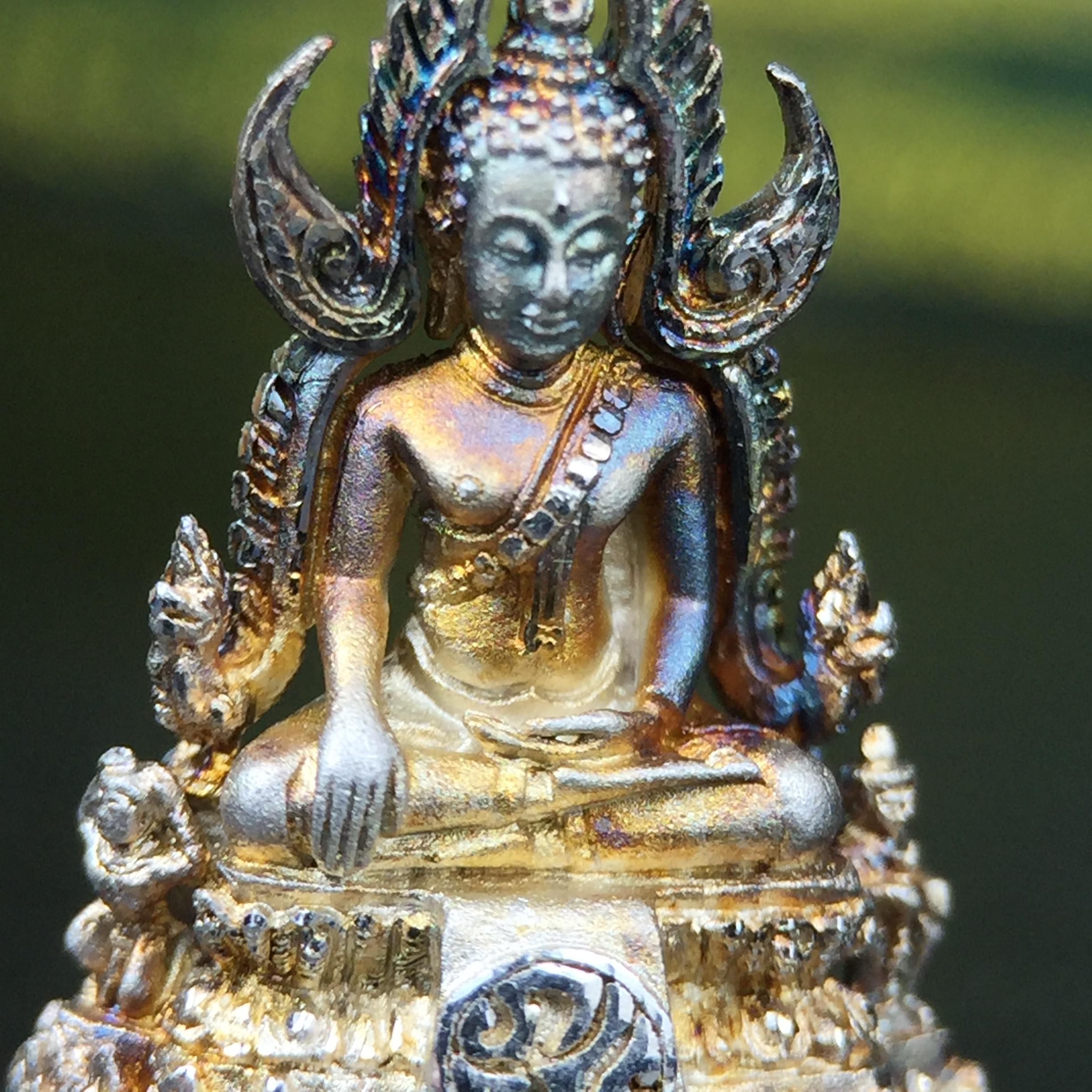 พระพุทธชินราช(จำลอง) ภปร. 84 พรรษา เนื้อเงินชุบทองคำขาว พิมพ์เล็กขนาดหน้าตัก 1/4 นิ้ว (สภาพผิวเดิมสวย ขึ้นสีรุ้งธรรมชาติ แบบนิยม)(พระราชทานมวลสาร จิตรลดาและเส้นพระเจ้า(เส้นผม))พุทธศิลป์ทรงคุณค่าอีกหนึ่งรุ่นยอดนิยม