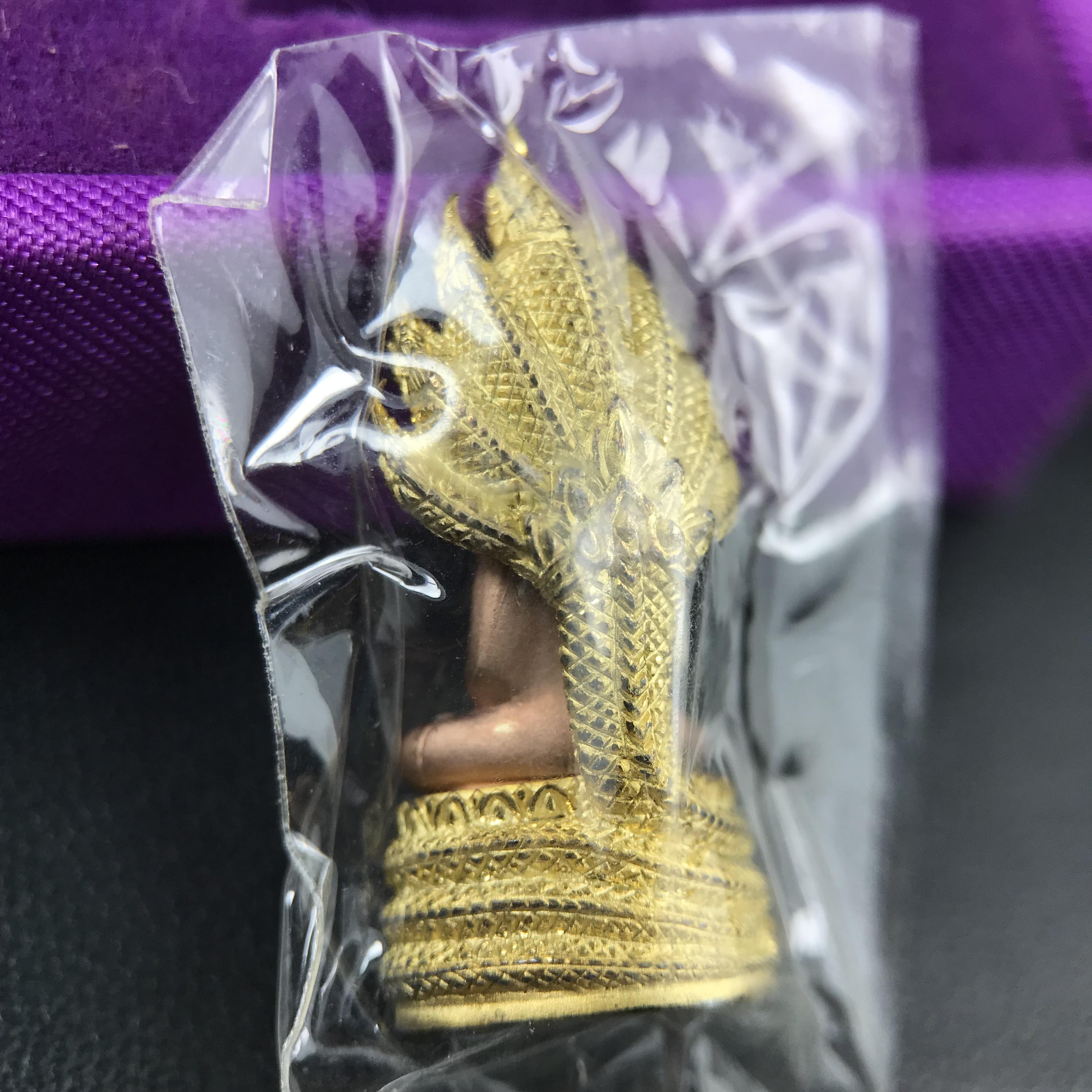 พระนาคปรก สธ. รุ่นสร้างพระอุโบสถเฉลิมพระเกียรติ 4 รอบ 84 พรรษา สมเด็จพระเทพรัตนราชสุดาฯ วัดบวรนิเวศวิหาร ปี 2543 พิมพ์เล็ก เนื้อเงินบริสุทธิ์ ชุบสามกษัตริย์แบบพ่นทรายขัดเงาบางส่วน(สภาพสวย ซีนซองกล่องบรรจุเดิม)พิธีใหญ่ พุทธศิลป์งดงาม หายาก (1 ใน 2999 องค์)