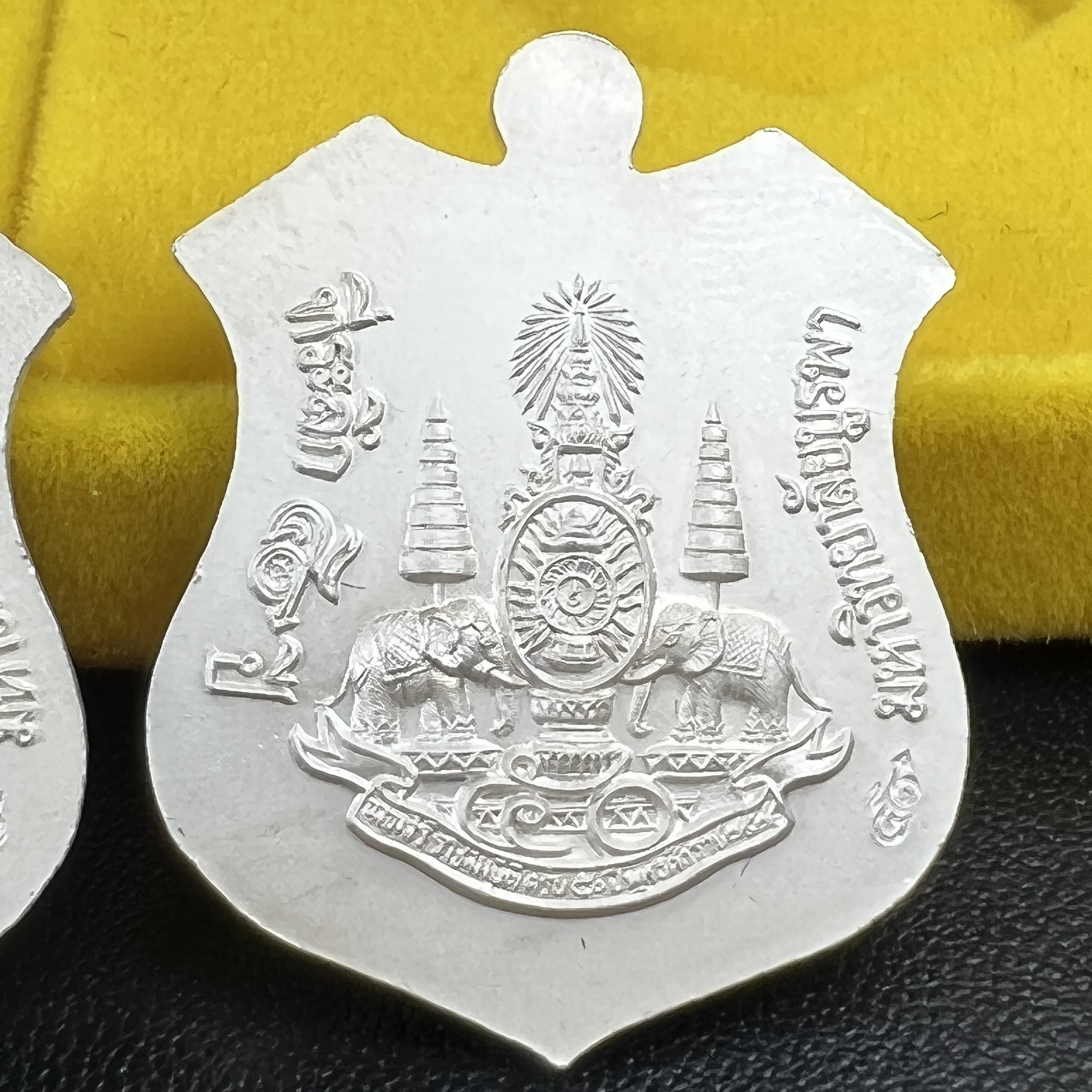เหรียญหลวงพ่อโสธร ภปร. รุ่นกาญจนาภิเษก จัดสร้างในมงคลวโรกาสที่พระบาทสมเด็จพระเจ้าอยู่หัวรัชกาลที่9 เสด็จเถลิงถวัลย์สิริราชสมบัติ ครบ 50 ปี ในพุทธศักราช 2539 เนื้อเงินลงยา(สีแดง สีเหลือง สีน้ำเงิน สีเขียว)ครบชุดรวม 4 เหรียญ(พิธีใหญ่เข้มขลัง)1 ใน 9950 ชุด