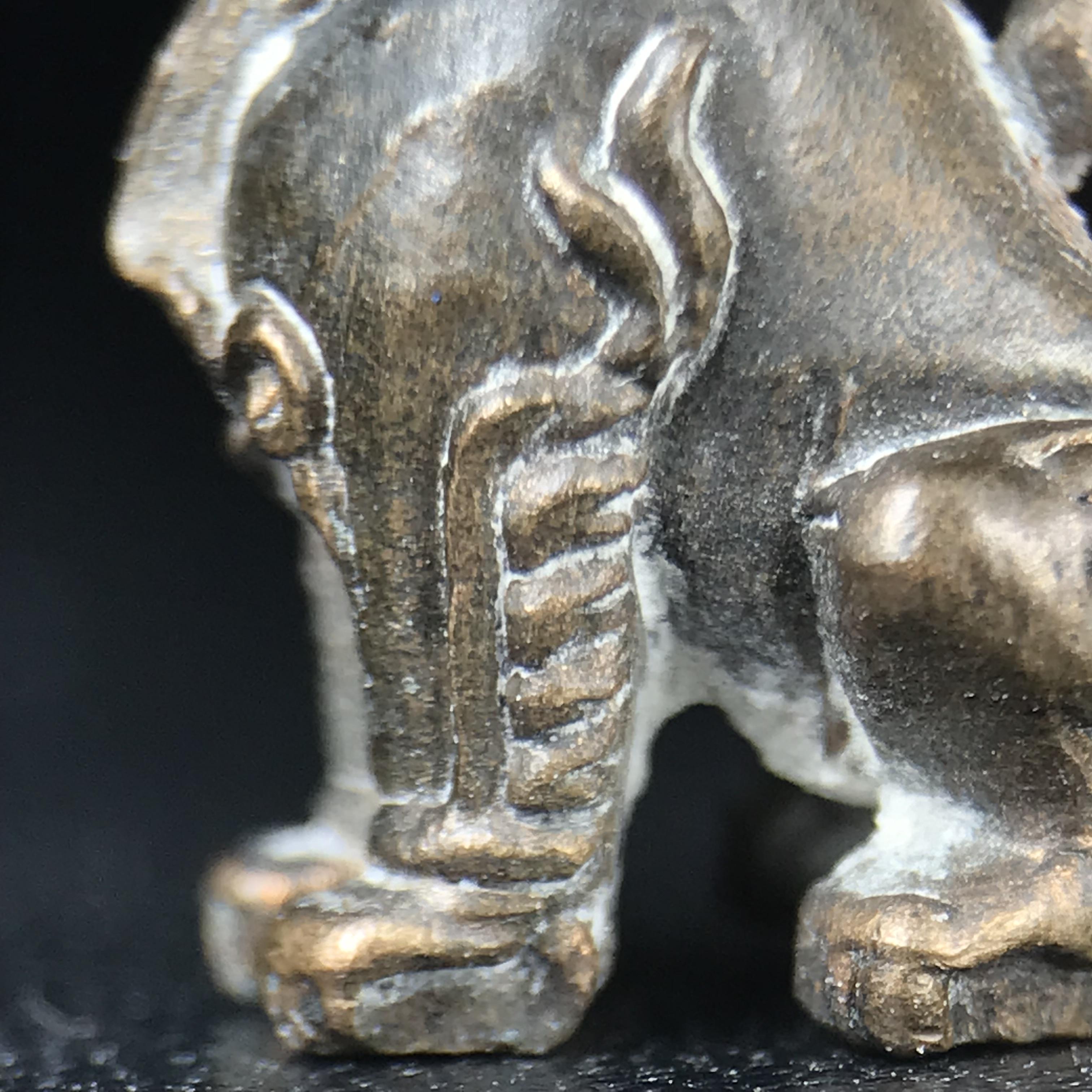 สิงห์เจ้าพ่อดำ วัดบุพพาราม จ.เชียงใหม่ ปี 2518 เนื้อนวโลหะ(ตอก 2 โค๊ต)หายาก(สภาพผิวเดิมสวยเดิมกล่องครบ) สิงห์รุ่นนี้มีพิธีดีมีเกจิอาจารย์ที่ร่วมปลุกเสกมากมาย****เครื่องราง ที่พระบาทสมเด็จพระเจ้าอยุ่รัชกาลที่ ๙ ทรงเสด็จฯประกอบพิธีด้วยพระองค์เอง