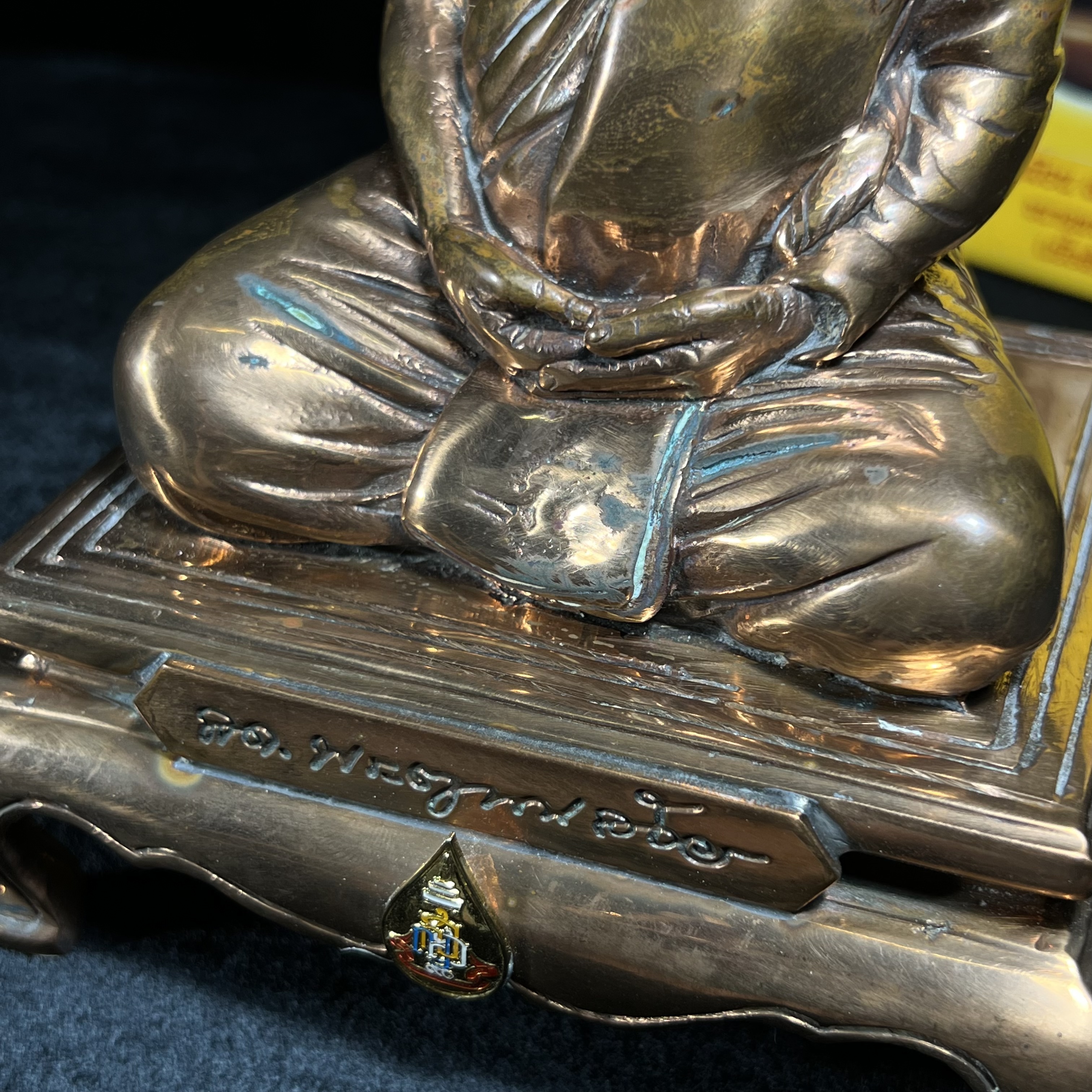 พระรูปเหมือนบูชารุ่นแรก สมเด็จพระญาณสังวร สมเด็จพระสังฆราช สกลมหาสังฆปริณายก วัดบวรนิเวศวิหาร รุ่น คชวัตร ปี2546 ที่ระลึกงานฉลองพระชนมายุ 90 พรรษา ขนาดบูชาหน้าตัก 4 นิ้ว เนื้อสัตตโลหะ (พระดี พิธีใหญ่ พุทธศิลป์สวย)เสด็จทรงประกอบพิธีเททองด้วยพระองค์เอง