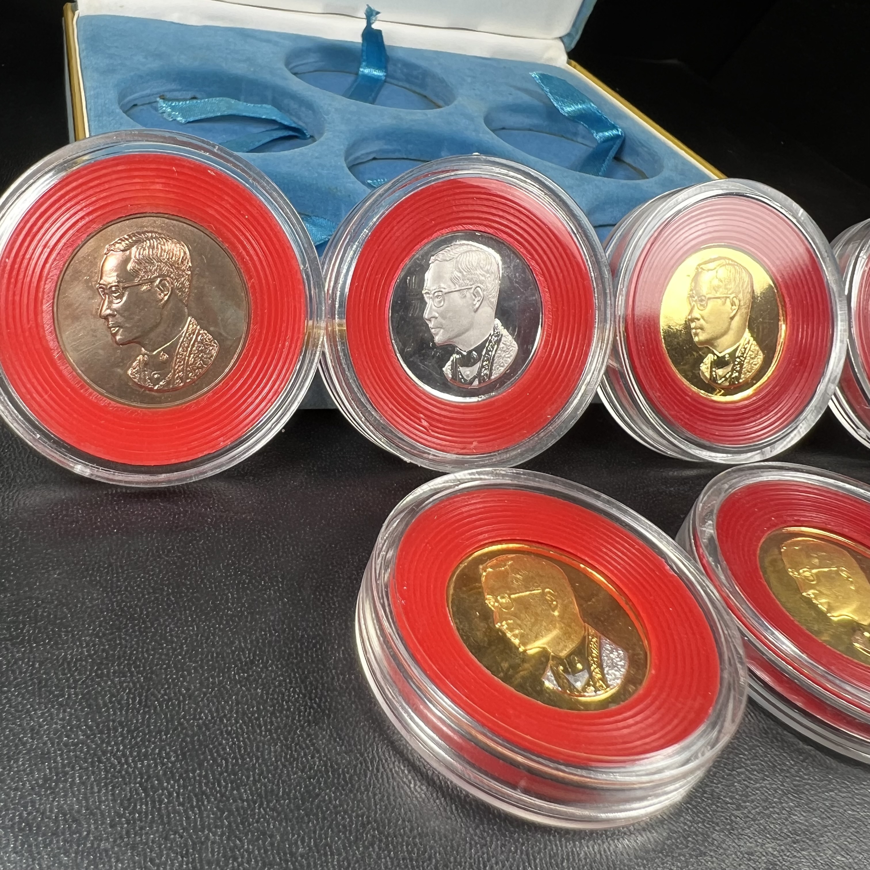 วัตถุมงคลคุ้มเกล้าฯ มหามงคลเฉลิมพระชนมพรรษา 6 รอบ รัชกาลที่ 9 ชุดพิเศษกรรมการ(หายาก) (ในหลวงรัชกาลที่9 ทรงจุดไฟพระฤกษ์และเททอง พิธีใหญ่)ยอดนิยมหายาก