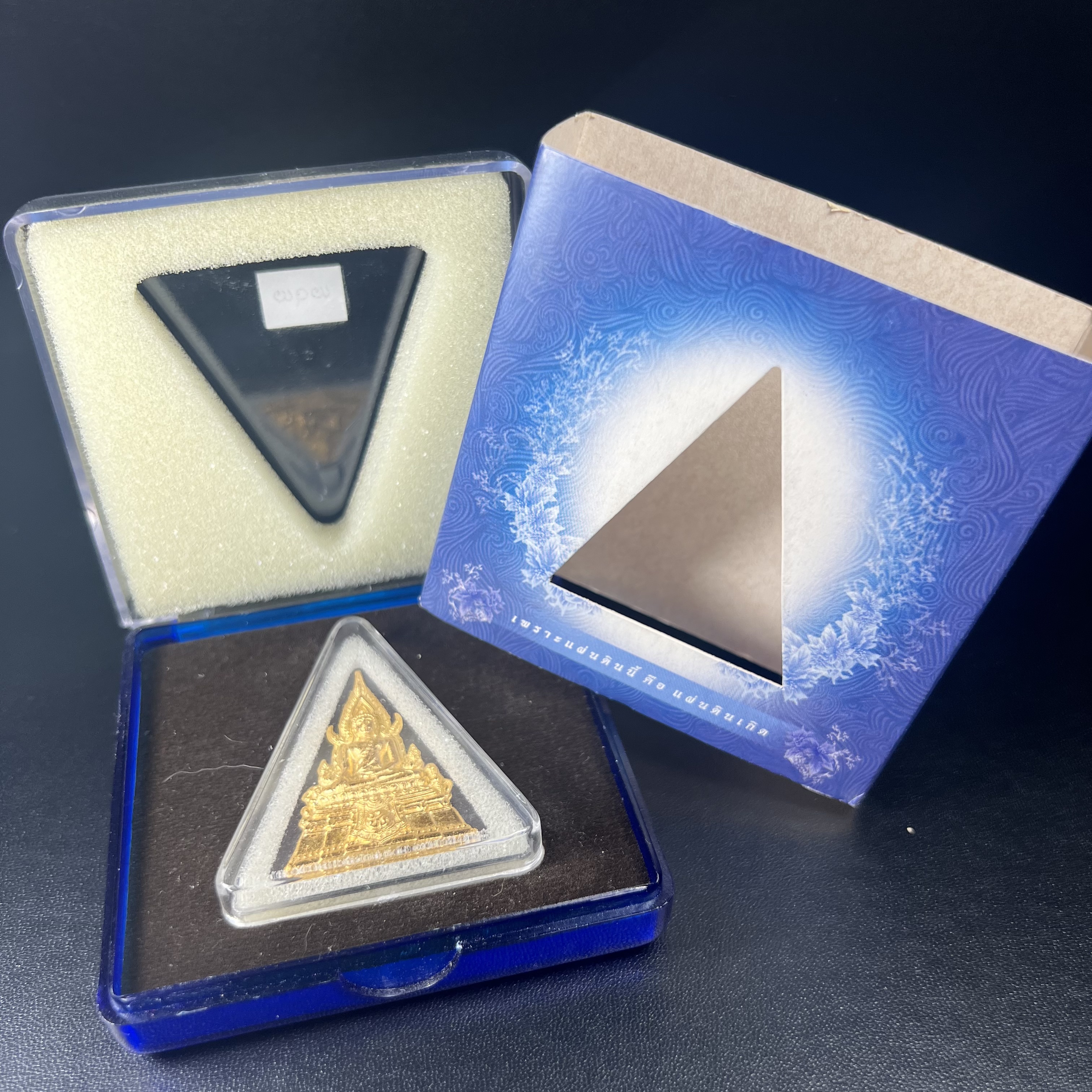 พระพุทธชินราช ภปร. โครงการ เพราะแผ่นดินนี้คือแผ่นดินเกิด ปี2551 เนื้อผง ด้านหน้าปิดทอง หลัง ภ.ป.ร. ทองคำ 80% (นน. 1.6 กรัม) (มวลสารพระราชทานเส้นพระเจ้า (เส้นผม) ของพระบาทสมเด็จพระเจ้าอยู่หัวรัชกาลที่9)(หายาก) 1 ใน 5000 องค์